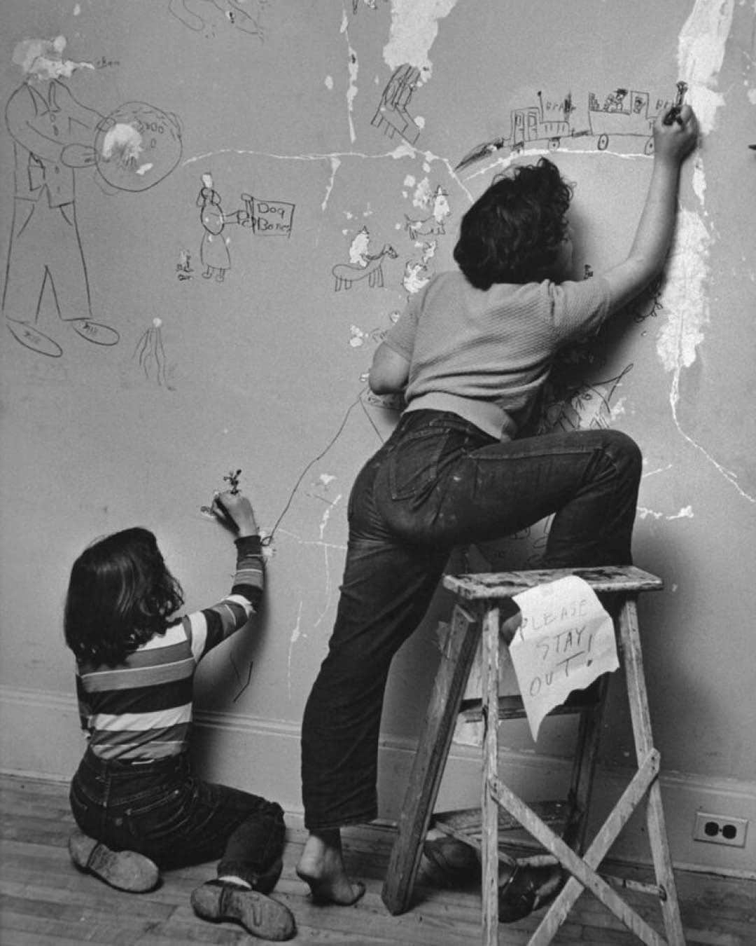 Magnum Photosさんのインスタグラム写真 - (Magnum PhotosInstagram)「Happy Mother's Day to all the mother figures out there ❤️⁠ ⁠ Comment your favorite 👇️⁠ ⁠ PHOTOS (left to right): ⁠ ⁠ (1) Juanita Smith, the photographer's daughter, with her mother drawing on a wall. USA. 1950s. W. Eugene Smith © 1950, 2023 The Heirs of W. Eugene Smith / Magnum Photos⁠ ⁠ (2) Marion and Pia. La Drome. France. 2018. © @christopherandersonphoto / Magnum Photos⁠ ⁠ (3) Ingrid Bergman with her twin daughters Isabella et Isotta Rossellini. © David Seymour / Magnum Photos⁠ ⁠ (4) Mexico. 1954. © Werner Bischof / Magnum Photos⁠ ⁠ (5) Helsinki. Finland. 2000. © Josef Koudelka / Magnum Photos⁠ ⁠ (6) A mother comforts her child. Srinagar. 1999. © @stevemccurryofficial / Magnum Photos⁠ ⁠ (7) USA. New York City. 1996. Maternity Center Association. © @elireedmagnum / Magnum Photos⁠ ⁠ (8) From 'The Cost of Living'. Newport. Wales. GB. 1988. © @martinparrstudio / Magnum Photos⁠ ⁠ (9) Frantic housewife. London. England. GB. 1971.© @evearnoldphotographer / Magnum Photos⁠ ⁠ (10) The kiss. Buenos Aires. Argentina. 2007. © @alessandra_sanguinetti / Magnum Photos」5月15日 0時01分 - magnumphotos
