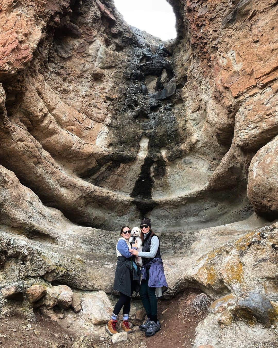 マリッサ・キャステリのインスタグラム：「Happy Mother’s Day!Thank you for going along with my crazy hiking adventures!!🥾」