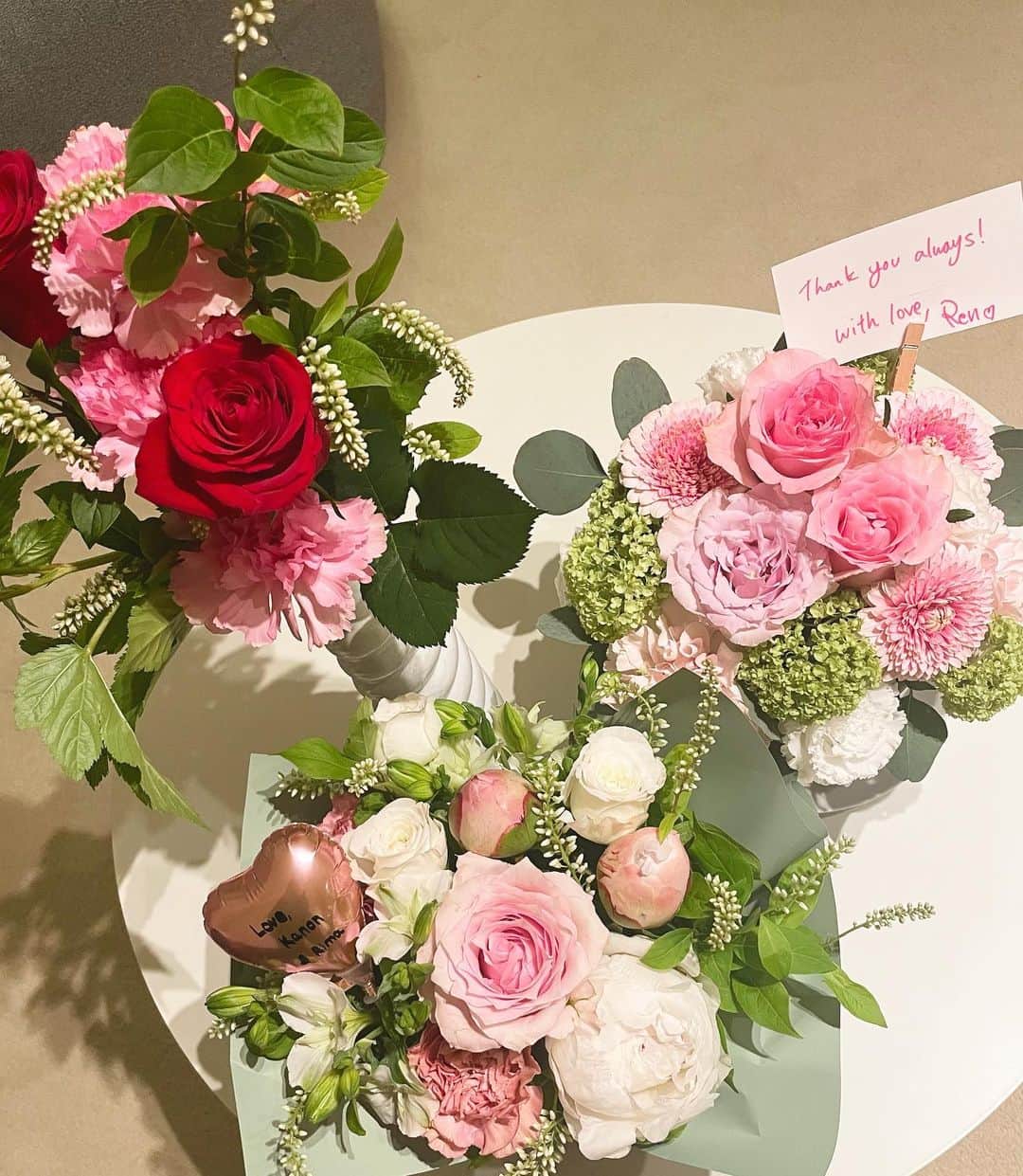 中林美和さんのインスタグラム写真 - (中林美和Instagram)「嬉しいなあ♡ 子供たちが、綺麗なお花を送ってくれたり届けてくれたり。 サプライズだったりハグだったり。 メッセージだったり電話くれたり。 それぞれの愛情をたくさんもらって幸せな日。 ありがとうはこちらこそです。 みんな本当にありがとう♡  全てのお母さんに Happy Mother’s Day❤️  #happymothersday#母の日#ありがとう」5月15日 0時10分 - miwanakabayashi