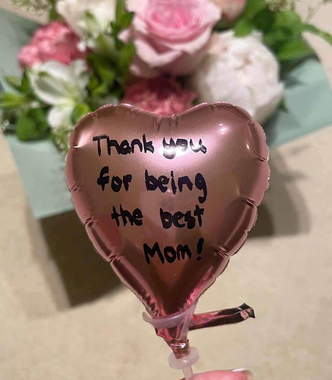 中林美和さんのインスタグラム写真 - (中林美和Instagram)「嬉しいなあ♡ 子供たちが、綺麗なお花を送ってくれたり届けてくれたり。 サプライズだったりハグだったり。 メッセージだったり電話くれたり。 それぞれの愛情をたくさんもらって幸せな日。 ありがとうはこちらこそです。 みんな本当にありがとう♡  全てのお母さんに Happy Mother’s Day❤️  #happymothersday#母の日#ありがとう」5月15日 0時10分 - miwanakabayashi