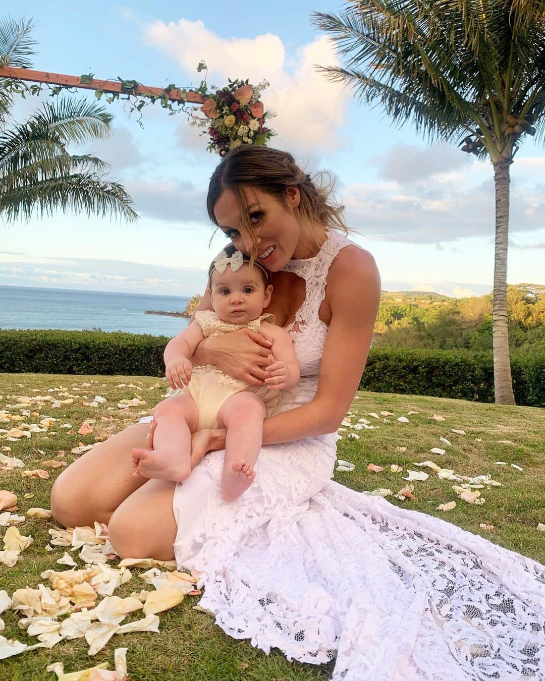 レベッカ・ノックスのインスタグラム：「Best thing I’ve ever done was become this tiny legends mammy. Happy Mother’s Day all you human raising beasts.」