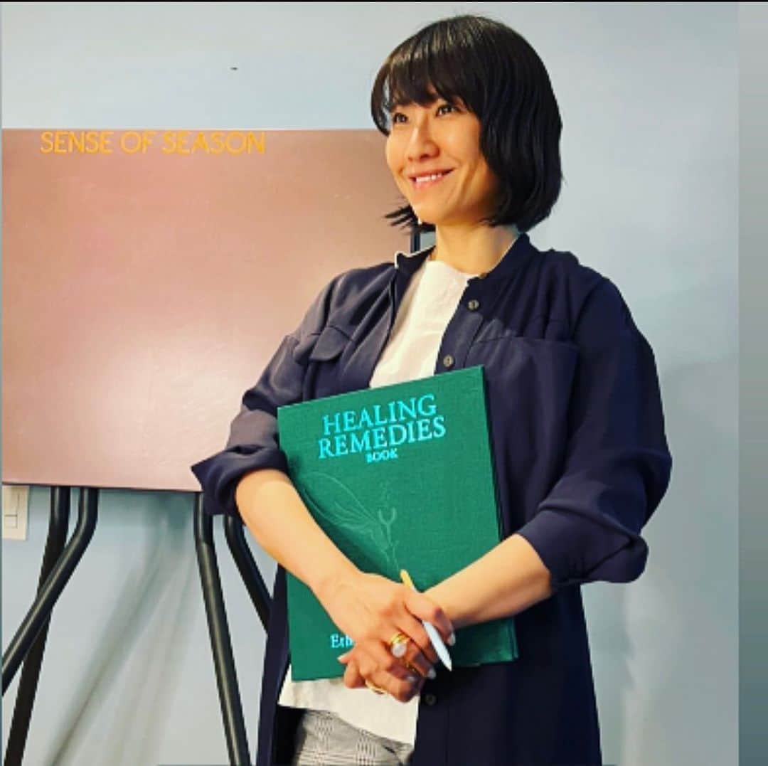 風間ゆみえのインスタグラム：「@roomys.official  今日はROOMYS の制服です^_^  『SENSE OF SEASON』 毎月第二土曜日10時より開催している季節の養生5月の講座では、夏に向けてテーマを"diet"   太りやすい、太れない、それぞれの悩みは色々ですが、ダイエットを上手くコンプリートできた人はあまり多くないでしょう。  ただ体重を落として痩せるということではなく、年齢とともに痩せてくる筋肉をしっかりつけて、脂肪を減らしていく、そしてハリのある美しい身体を作っていくことを目指すための方法、そこに必要な栄養学、身体のしくみを知るための生理解剖学をまじえてお伝えしました！  痩せるためには"糖質"が必要⁉️   糖質抜きダイエットがリバウンドする理由❗️  P....Protein(タンパク質) F....Fat(脂肪) C....Carbon(炭水化物／糖》)  PFCバランス‼︎  どれも欠かさずにバランス良く摂って健康で理想的なボディをつくるためには⁉️……２時間ノンストップでお話させていたたぎましたが、メモできましたか？ わからなかったことや、聞き逃したことなどは、今週19日21時からの補講で聞いて下さいね^_^ ダイエットに適切なハーブや、ボディメイクをサポートする精油もその時にお伝えします🌿✨✨✨✨✨  もう間違えないダイエット法、私もマイナス3.5kg頑張ります^_^ 7月の講座のあたりで良い報告ができると思います！  そして、そして… @roomys.official では基本的にフィトテラピーをベースに季節や体質に合わせたからだの調整方法などをお伝えしていますが、今月のダイエット企画においては、頑張っていても、年齢、対人関係や、環境から受けるストレスなどで食事のコントロールが難しい場合もあります。 そんなとき、他力本願があっても良いのです。  お仕事頑張って、美味しいものを食べ過ぎてしまう方を、サポートしてくれるダイエットサプリをいくつか写真でご紹介しますね‼︎  詳しいサプリの内容については、明日 @roomys.official からチェックしてください😊❣️  医師のカウンセリングが必要なサプリもあります。 予約は下記のクリニックから💁‍♀️✨ @maiko_holistic_skin_clinic  @takakostyledaikanyama」
