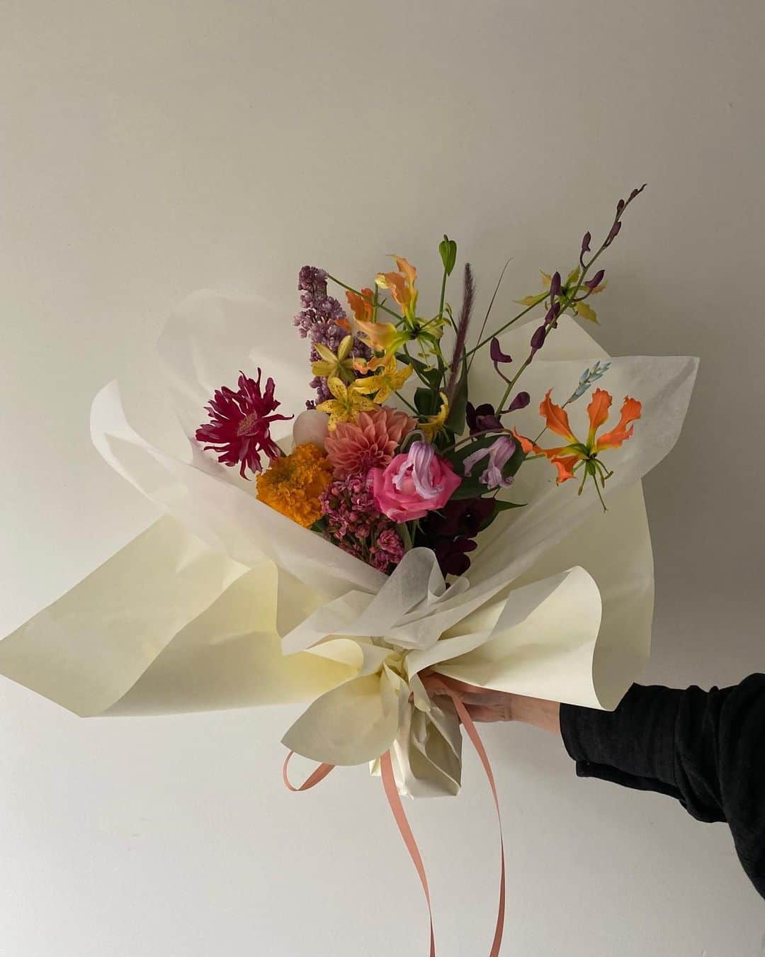 北岡りえのインスタグラム：「Happy Mother's Day. お互いのお母さん達へ 今年も @hanamariproduction でオーダーしました🩷 毎年可愛い!!  仕事や育児とあっという間にすぎていく日々を 一生懸命に、たまに悩み考えながらもたくましく笑いとばす世の母達に称讃と。いつもありがとうと自分のお母さんにも感謝を☺️  #mothersday  #母の日」