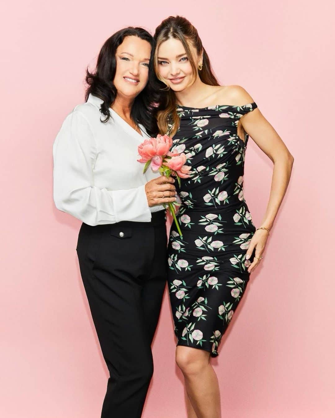 ミランダ・カーのインスタグラム：「Happy Mother’s Day to all the wonderful Mums out there! I’m so grateful for my incredible Mum and my three boys - being a Mother is my greatest joy in life 💖💖💖」