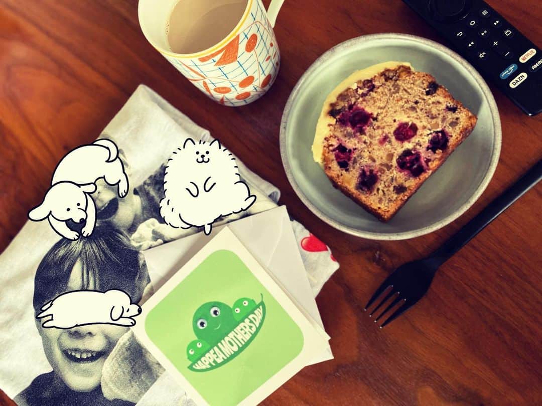 小林夏子のインスタグラム：「母の日。  最高のギフト "ママのひとり時間"  夫がエネルギー溢れる兄弟を 大好きな植物園に連れ出してくれた日曜日。 久しぶりにNetflixなど観ながら ダラダラ過ごしたPrecious timeでした… 本当にありがとう🥹‼︎  息子たちそれぞれが園で作ってくれた ママいつもありがとうのお製作物たちと 似顔絵入りカード 顔写真入りのTシャツも🤣 気持ちがいっぱい伝わってきて ママがんばれるなぁ(疲れてるけど)って 幸せだなぁ(疲れてるけど)って 気合い入り直した一日でした！  全世界のお母さん、毎日本当にお疲れさまです。  そして大切な2人のお母さん いつもありがとうございます💐  #mothersday #love #life #thanks」