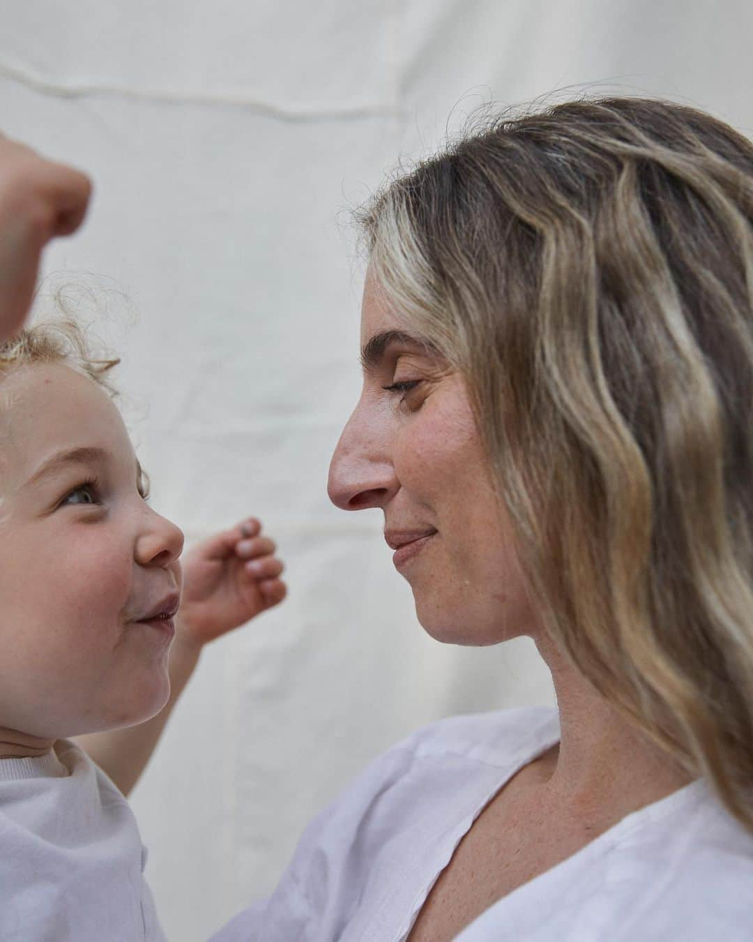 マラ・ロザックさんのインスタグラム写真 - (マラ・ロザックInstagram)「❤️This boy has my whole heart. Motherhood has cracked me open in ways I didn’t know possible. The level of vulnerability wasn’t something I was prepared for but the depth of the love is the most beautiful thing in the world. I’ve stepped into my strength becoming a mother and feel more in myself than ever before, capable of more than I ever knew. #NurturedBeauty」5月15日 0時20分 - mararoszak