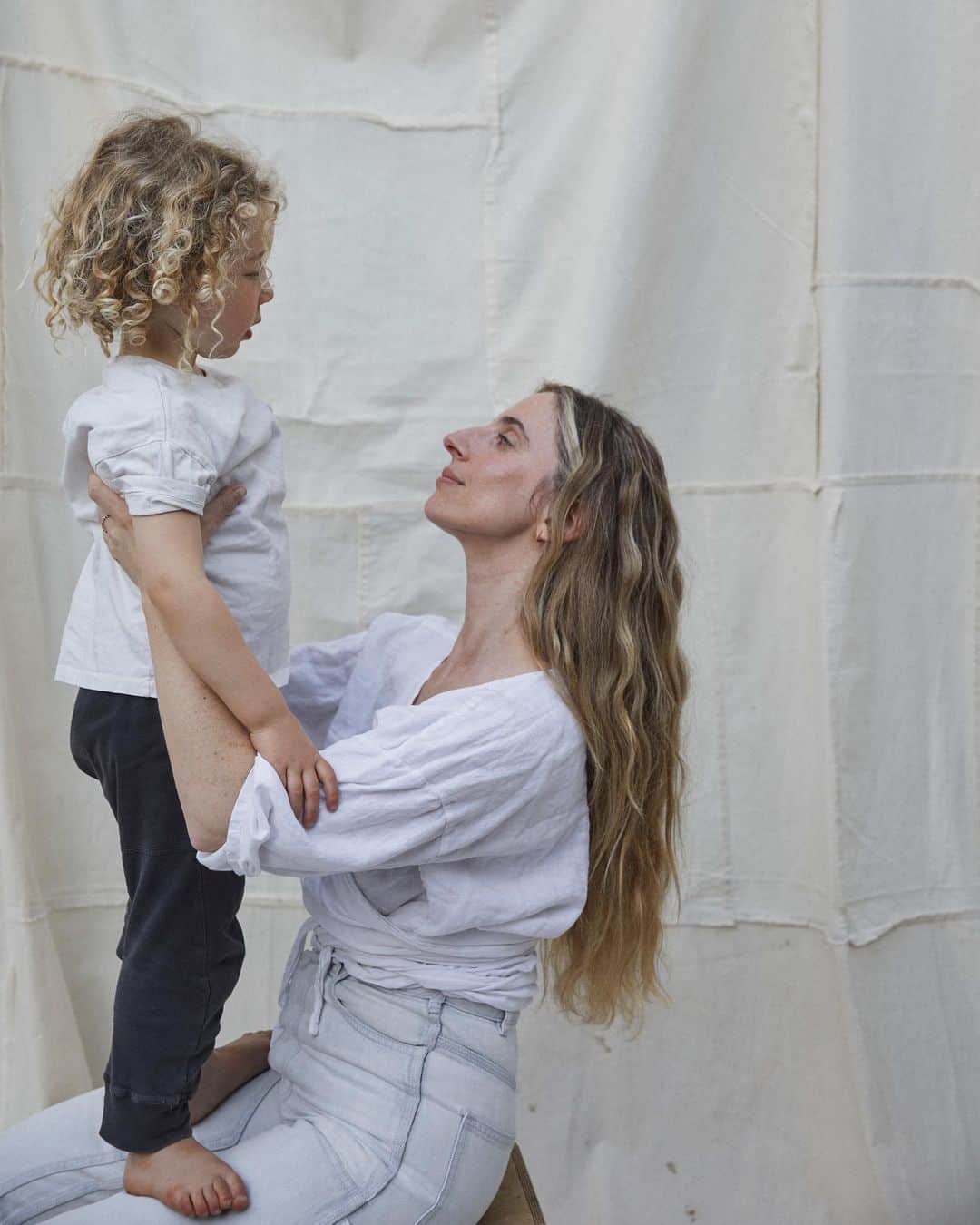 マラ・ロザックのインスタグラム：「❤️This boy has my whole heart. Motherhood has cracked me open in ways I didn’t know possible. The level of vulnerability wasn’t something I was prepared for but the depth of the love is the most beautiful thing in the world. I’ve stepped into my strength becoming a mother and feel more in myself than ever before, capable of more than I ever knew. #NurturedBeauty」