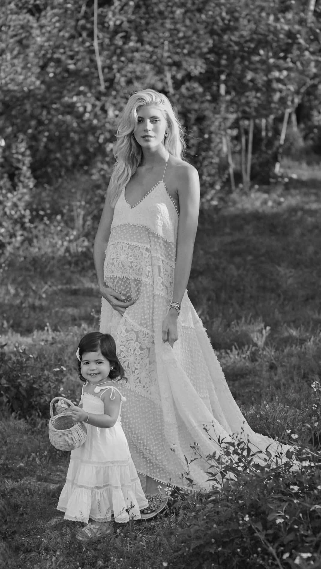 デヴォン・ウィンザーのインスタグラム：「Blessed to have these two angels in my life 💓」