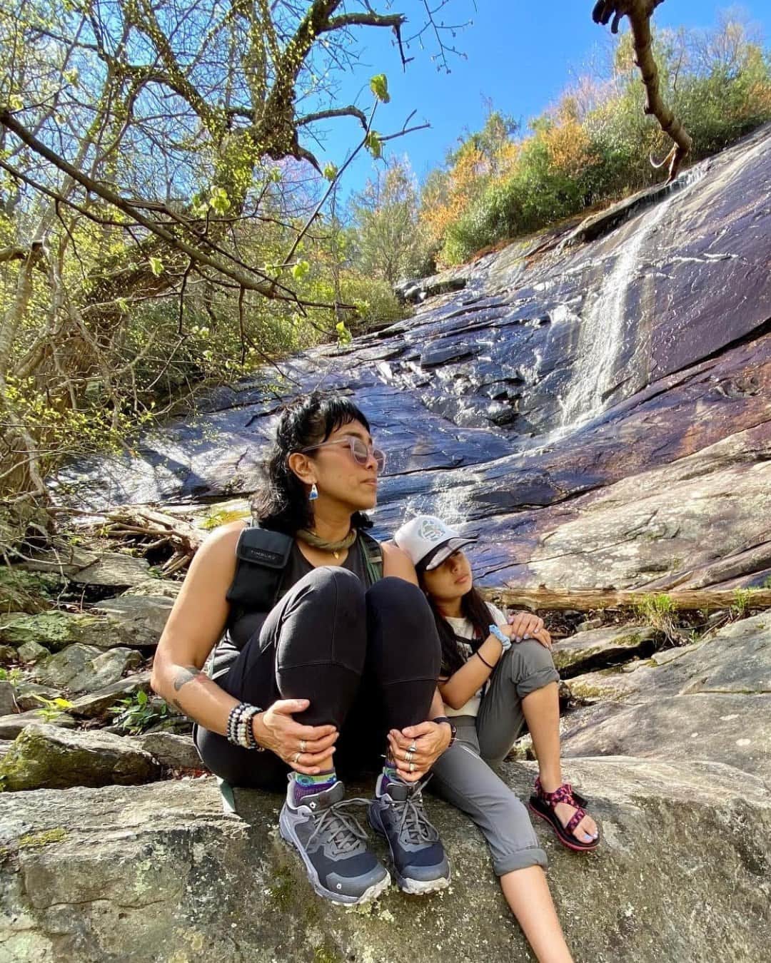 オボズのインスタグラム：「The best way to spend the day 🌲🥾   Photo: @raisingkidswild」