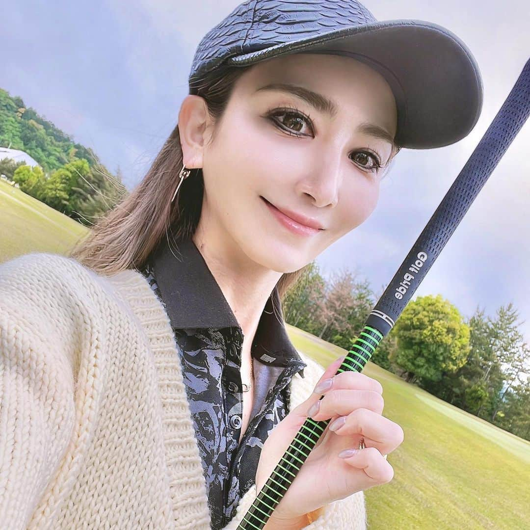 鈴木絢子さんのインスタグラム写真 - (鈴木絢子Instagram)「・ ・ 【ゴルフクラブ新調🏌️‍♀️】 曇天で半年ぶりのゴルフが中止に😂 しかしせっかくゴルフクラブ一式新調したので、 少しだけコースに出てみたら……新たな発見が🌟  いままでのドライバーは、 自分にとってはかなり長めだったようで。。  発見したジャストサイズはなんと、ジュニア用🤣 しかし得意のテニスのように打ちやすく🎾 初球から200ヤード近く飛んで、 結果変えてよかった。。となりました✨  パワーの源、焼き芋で栄養もチャージ🍠🌟  暴風雨に打たれながらハーフだけ。 楽しくゴルフできました🏌️‍♀️ ・ ・ ・ #ゴルフ女子 #ゴルフコーデ #フィッティング #スイング動画 #100切り #パーリーゲイツ #雨の日ゴルフ #奈良の杜 #焼き芋 #栄養チャージ #芋パワー #奈良ゴルフ #golfswing #pinggolf #pingprodig #🏌️‍♀️」5月15日 0時33分 - ayako_suzuki810