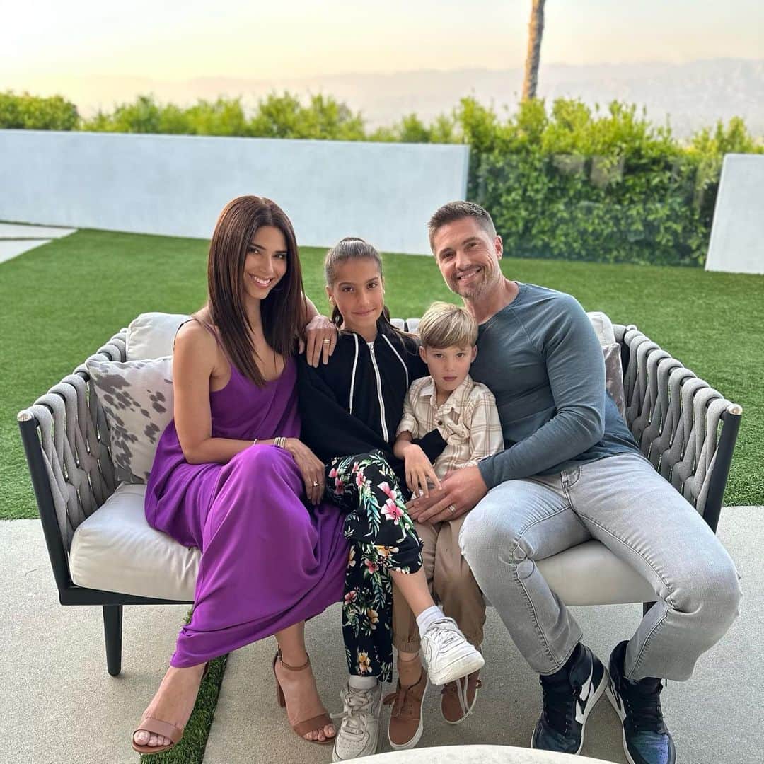 エリック・ウィンターさんのインスタグラム写真 - (エリック・ウィンターInstagram)「Happy Mothers Day to all of you amazing moms our there and a special shoutout to these two rocks in my life! You two are everything ❤️ We would all be nothing without our moms. #happymothersday @roselyn_sanchez @gwenwinter」5月15日 0時26分 - ebwinter