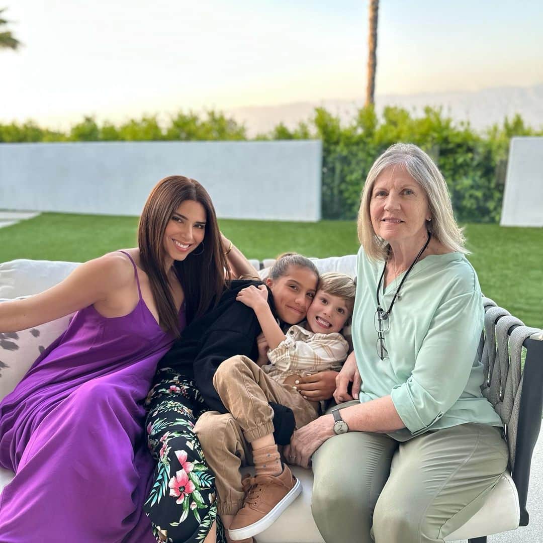 エリック・ウィンターさんのインスタグラム写真 - (エリック・ウィンターInstagram)「Happy Mothers Day to all of you amazing moms our there and a special shoutout to these two rocks in my life! You two are everything ❤️ We would all be nothing without our moms. #happymothersday @roselyn_sanchez @gwenwinter」5月15日 0時26分 - ebwinter