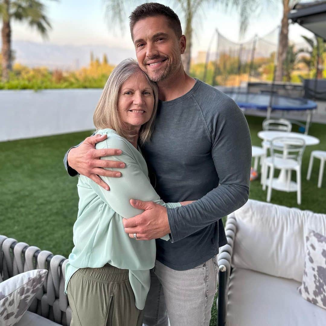 エリック・ウィンターさんのインスタグラム写真 - (エリック・ウィンターInstagram)「Happy Mothers Day to all of you amazing moms our there and a special shoutout to these two rocks in my life! You two are everything ❤️ We would all be nothing without our moms. #happymothersday @roselyn_sanchez @gwenwinter」5月15日 0時26分 - ebwinter