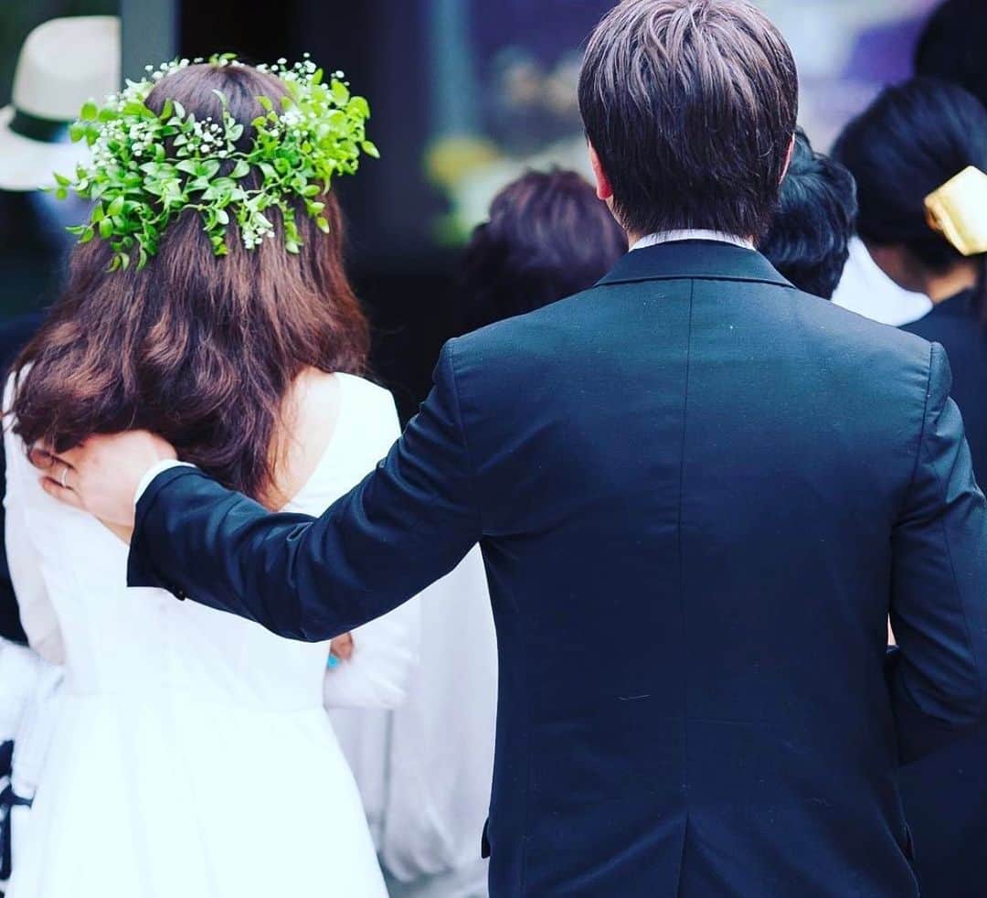 濱中鮎子のインスタグラム：「色んなこと忘れるし、 そもそも記念日なんて ゾワゾワっとして恥ずかしいので 完全にスルーしがちだけれど、  この日が何年前かも不確かな私でさえ、 この日、最高に泣けるほど笑ったこと、 沢山の人たちに愛をもらったことは 深く記憶している。  歳を重ねていくと、 大切な物も人も思い出もミニマムになってくるけれど、 それがどう変化しようと、 背伸びせずに笑ったこの日が いつまでも愛おしく、 未来への道しるべでもある。  記念日とは、もしかしたらそういうものなのかも知れない。  家族が沢山増えた日。  #真面目に書きすぎましたが #ハイライトに置いてる結婚式の小話をぜひまだの方は見てください」