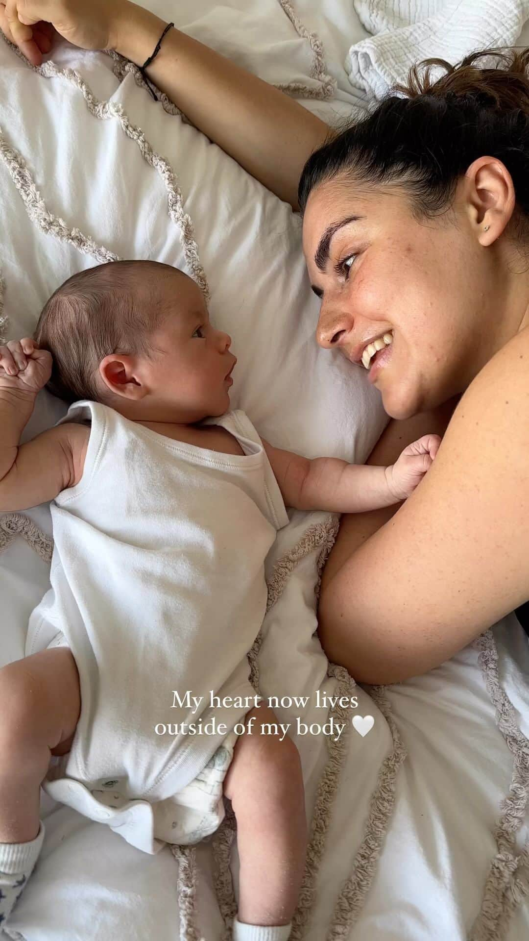 ルイス・コールのインスタグラム：「I didn’t know it was possible to feel love like this. I’d do anything for this tiny human, and the only thing I care about is seeing him safe and happy. Thank you, Neo, for giving me the greatest gift in the world 🤍 Happy Mother’s Day to all of the incredible moms in the world. You are magic. I hope you feel it, today and every day ✨ (p.s. I’m writing this caption while breastfeeding 🙌🏼 )」