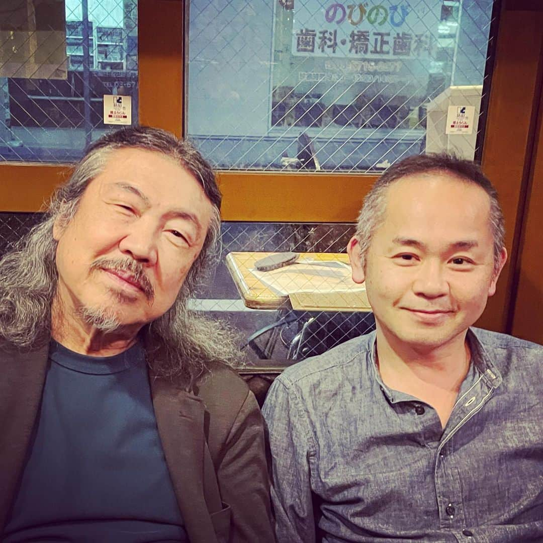 谷口崇さんのインスタグラム写真 - (谷口崇Instagram)「矢口渡カフェジエンドwith今給藜博美。食べて呑んで歌ってしゃべって。これぞジエンドな喧騒。楽しかったね〜。結構雨降っとる中皆様ご来店ありがとうございました。今日はこの近さでヒロミさんとやってみて、こんだけ近いといつもよりちょっとしたことがびんびん伝わる。面白い！今日この日ここならでわのセッションになりましたー。みんなありがとう！楽しかった〜。  そのみんなで写真撮ったはずなのに、ない。 (^_^;)  梅ちゃんの写真がないよ。誰のスマホで撮ったんや。梅ちゃんもよかった〜。  #あと3駅  #寝るな  #寝過ごすぞ  #立った方がいいんじゃね」5月15日 0時29分 - sweetbabytt