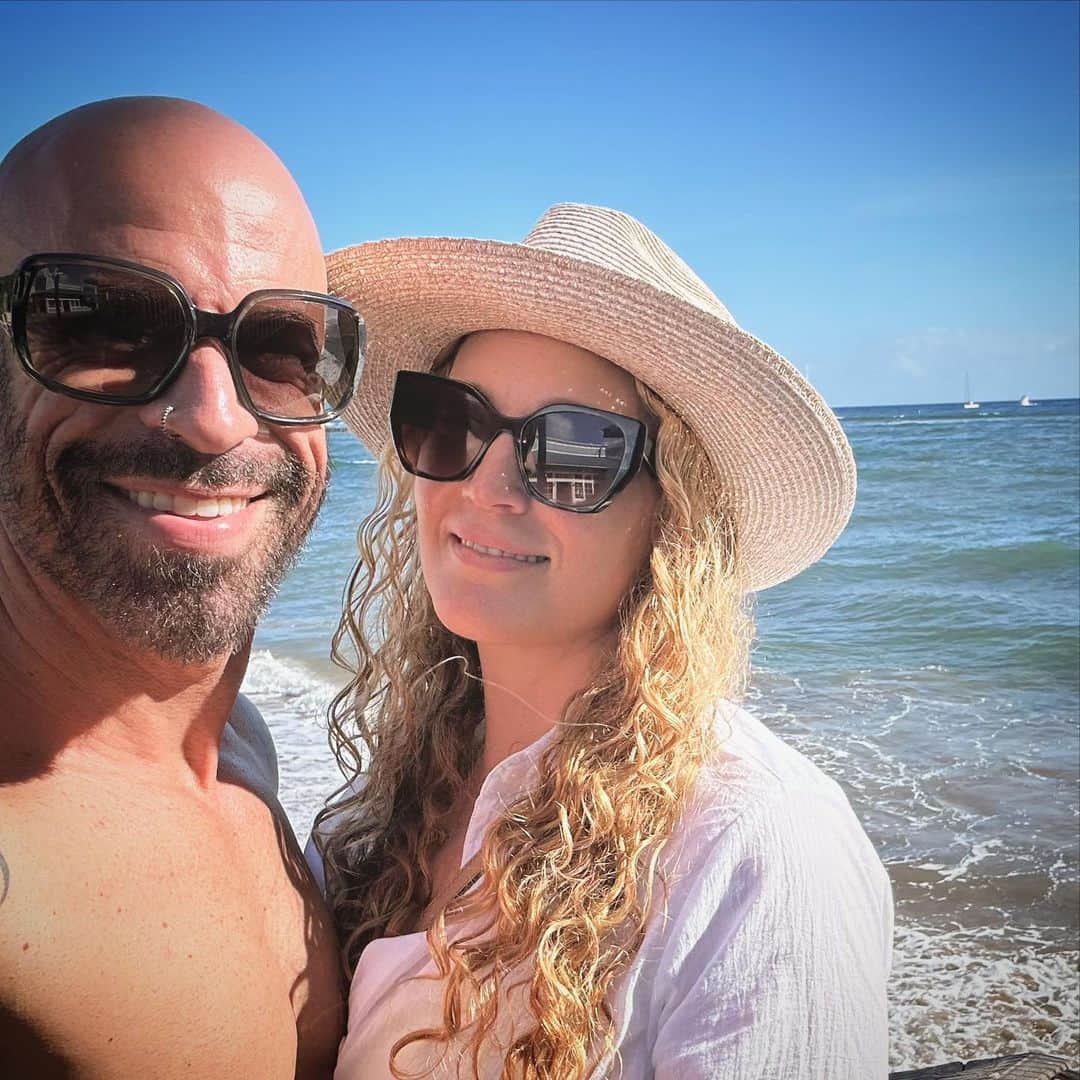 クリス・ドートリーのインスタグラム：「The happiest of Mothers Days to this one of a kind specimen!!! We are so grateful to have you in our lives. You are the rock of this family… the foundation in which we would absolutely crumble without. I love you more and more every day. #happymothersday @deanna.daughtry」