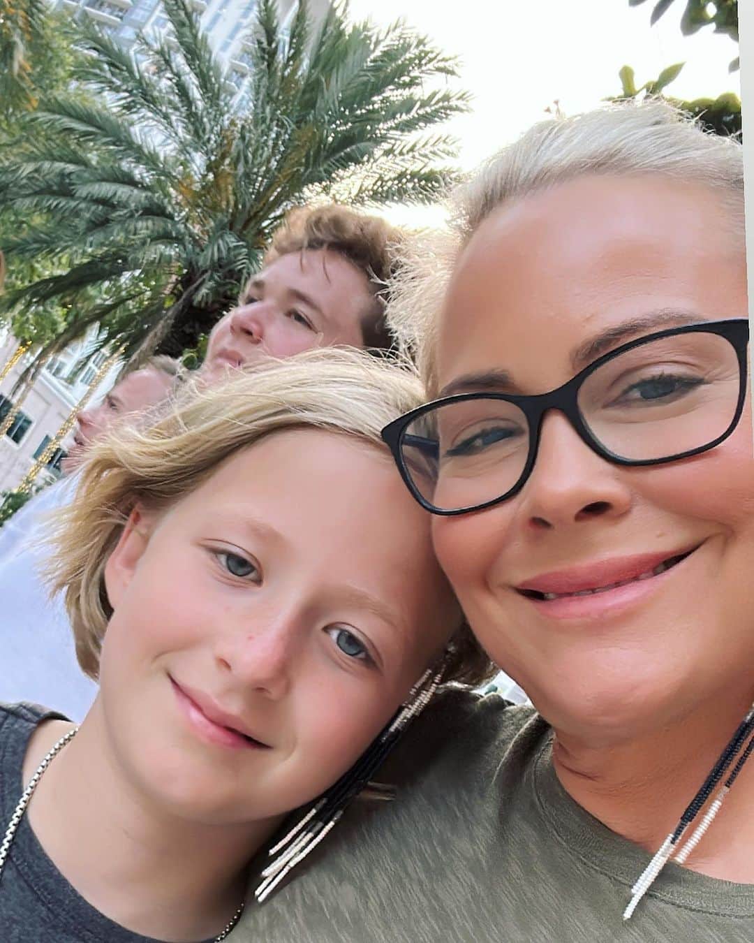ブリタニー・ダニエルのインスタグラム：「Happy Mother’s Day to my amazing sis @cynhauser . The love devotion, empathy, goofiness, compassion and strength you model to your kids everyday teaches me what it is to be a mom. Even though your my little sis (by 5 minutes) you’ve taught me so much. I love you! #SteelyRose Happy Mother’s Day!💗」