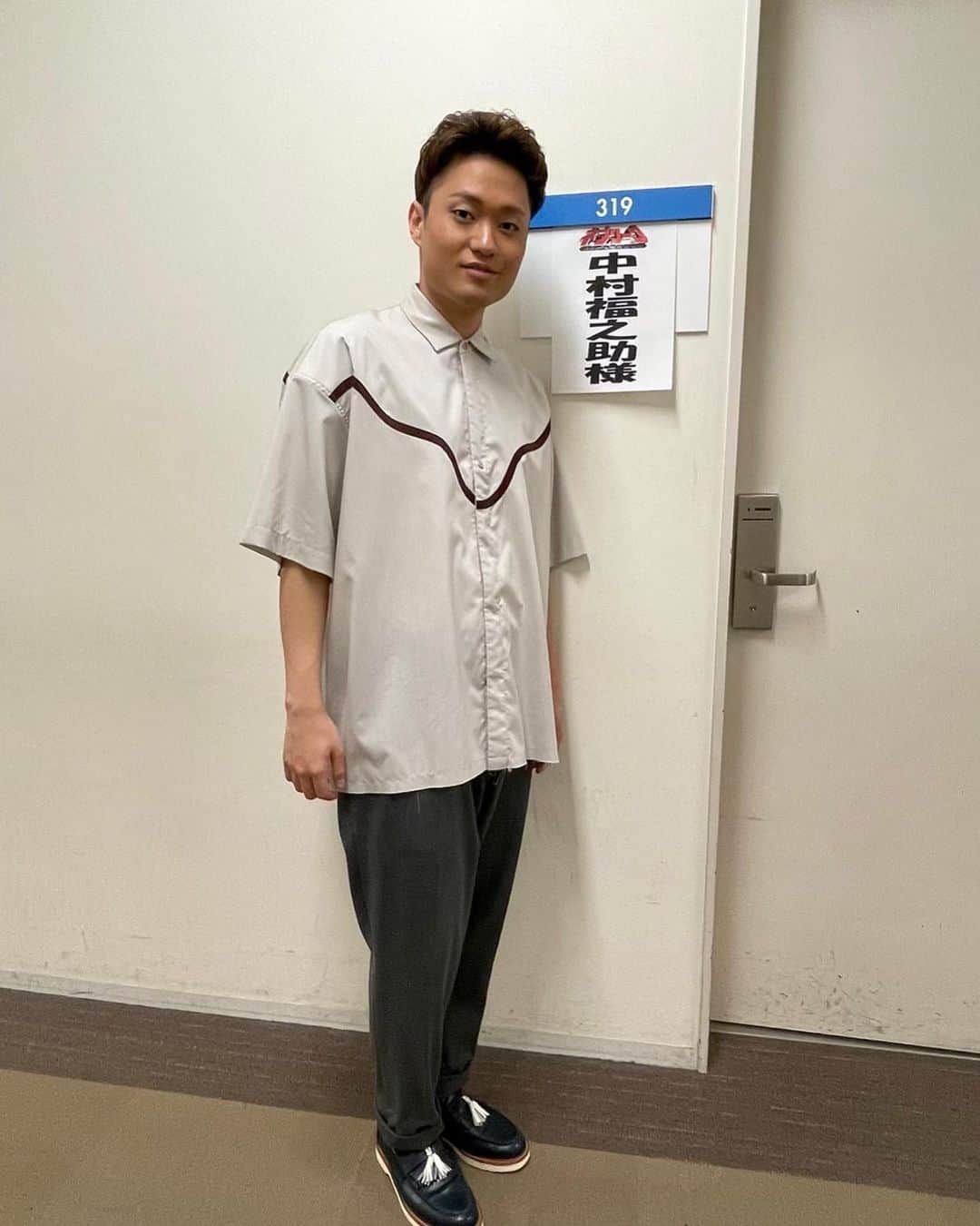 中村福之助さんのインスタグラム写真 - (中村福之助Instagram)「. 【お知らせ】 日付変わって本日！ 5月15日放送の『ネプリーグ』 *フジテレビ系列19時〜 ⁡ 猿之助のお兄さん率いる歌舞伎チームに、 壱太郎兄さん、米吉兄さんと出演させて頂きました！ ⁡ いやぁ緊張しますね ガチガチな僕をぜひご覧ください😎 ⁡ ⁡ pants:@berwich_pants pants:@aman_mens ⁡ #ネプリーグ #フジテレビ #ネプチューン #林修先生 #市川猿之助 #中村壱太郎 #中村米吉 #中村福之助」5月15日 0時36分 - fukunosuke_3