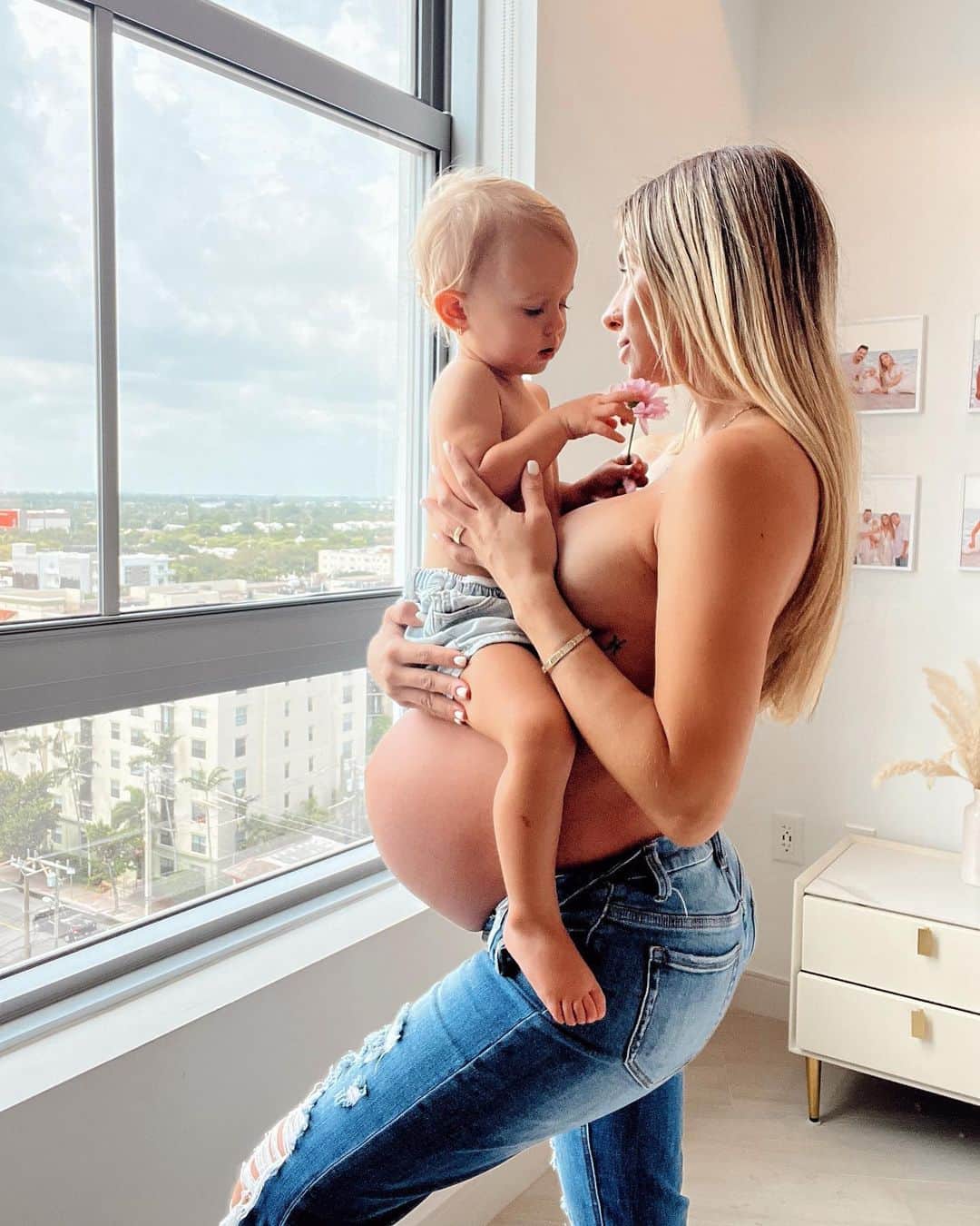 Bruna Rangel Limaさんのインスタグラム写真 - (Bruna Rangel LimaInstagram)「This is MOTHERHOOD🤍 To the world we are mothers, but to our babies we are the absolute world! That is the greatest gift 🥹 To the one who made me a mama thank you for making every day special, I love you sweet girl 🫶🏼   HAPPY MOTHERS DAY TO ALL✨ we are strong, selfless, & extraordinary. Hope you’re celebrated everyday!」5月15日 0時39分 - xoobruna