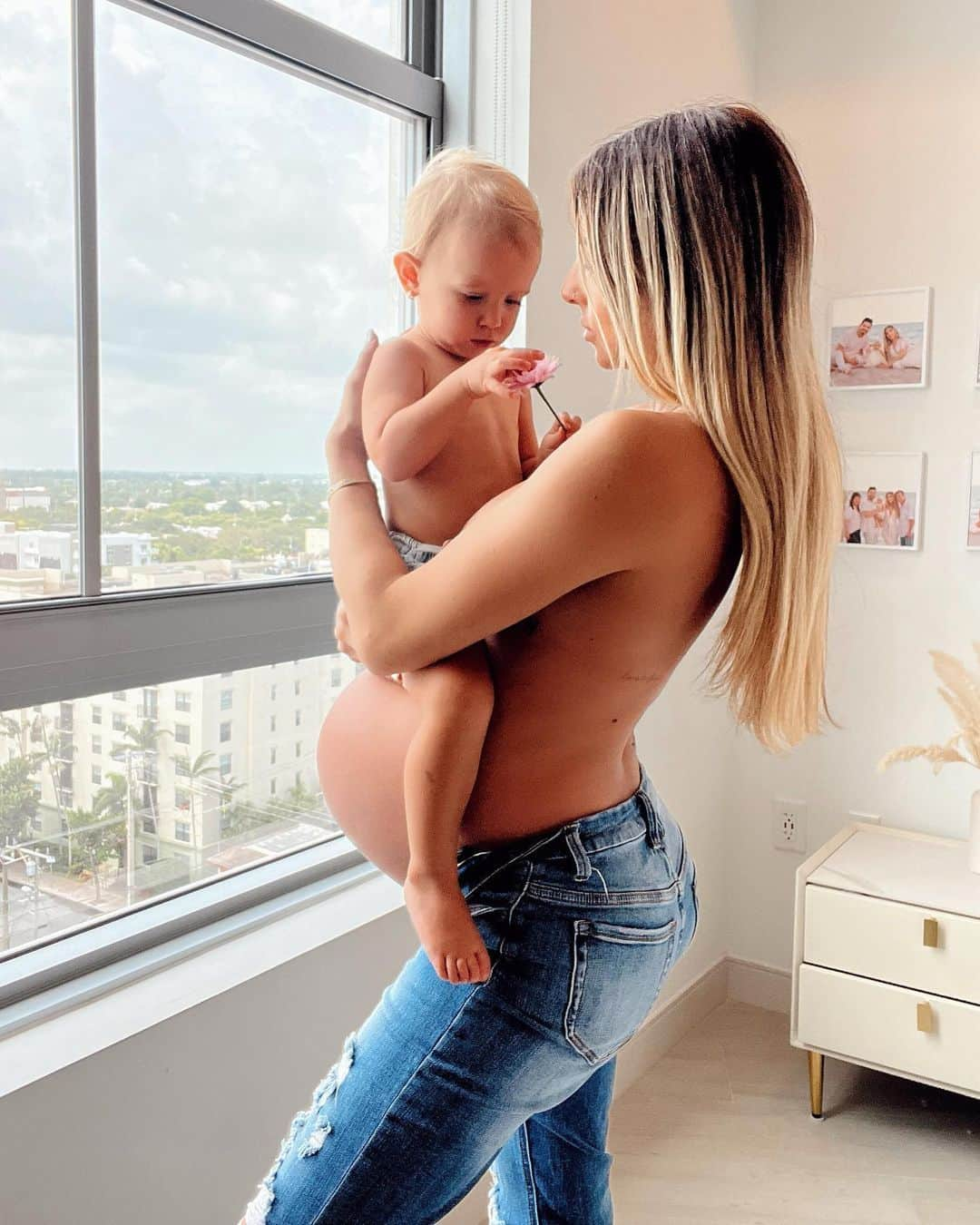 Bruna Rangel Limaさんのインスタグラム写真 - (Bruna Rangel LimaInstagram)「This is MOTHERHOOD🤍 To the world we are mothers, but to our babies we are the absolute world! That is the greatest gift 🥹 To the one who made me a mama thank you for making every day special, I love you sweet girl 🫶🏼   HAPPY MOTHERS DAY TO ALL✨ we are strong, selfless, & extraordinary. Hope you’re celebrated everyday!」5月15日 0時39分 - xoobruna