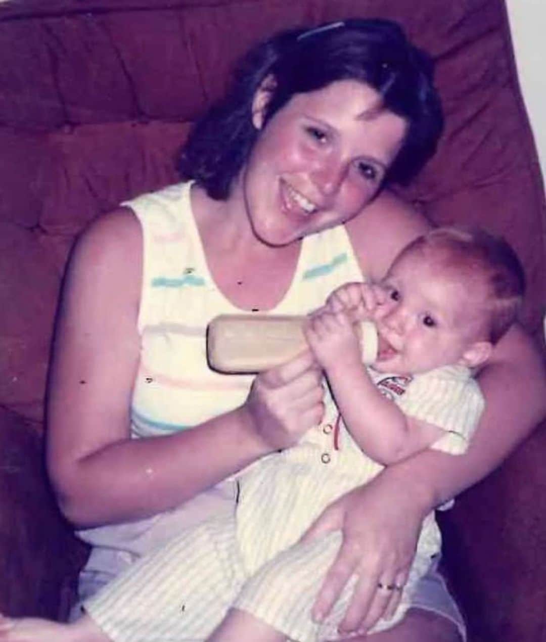 ジャスティン・ターナーのインスタグラム：「#HappyMothersDay Mom. A lot has changed between these 2 photos but couple things remain the same. How much I love you and the red hair still jumps out of photos!! 💐❤️」
