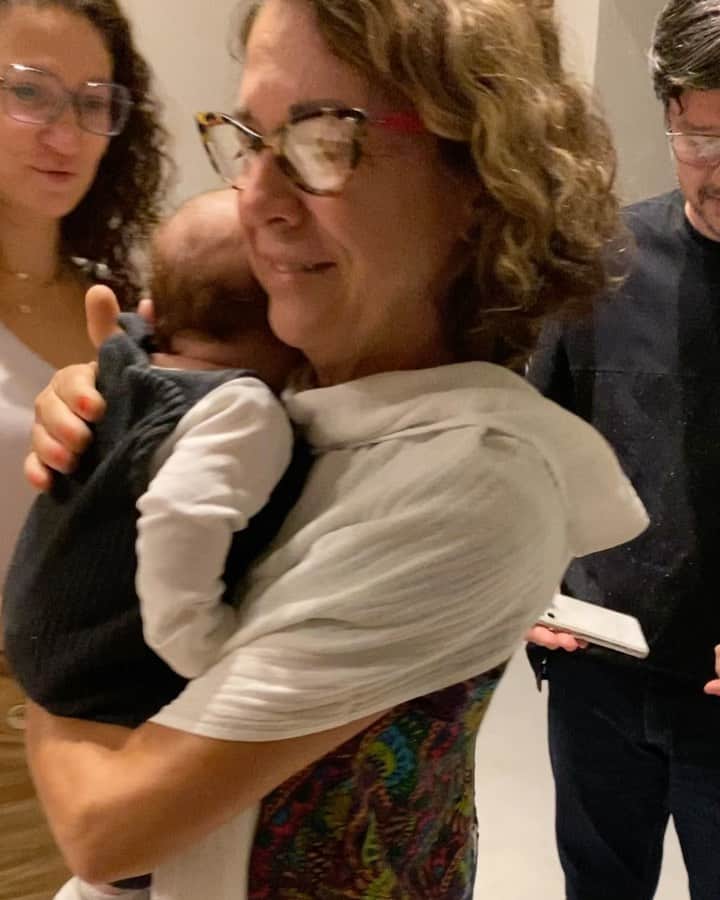 Thaila Ayalaのインスタグラム：「Feliz dia das Mães a ela que me deu a luz, me deu a vida e um tanto do que ela nunca teve. Realmente aquela sua frase finalmente fez sentido, a gente só entende quando vira Mãe.  A gente erra tentando acertar! Te honro! Te amo Mãe!  Feliz todo dia!」