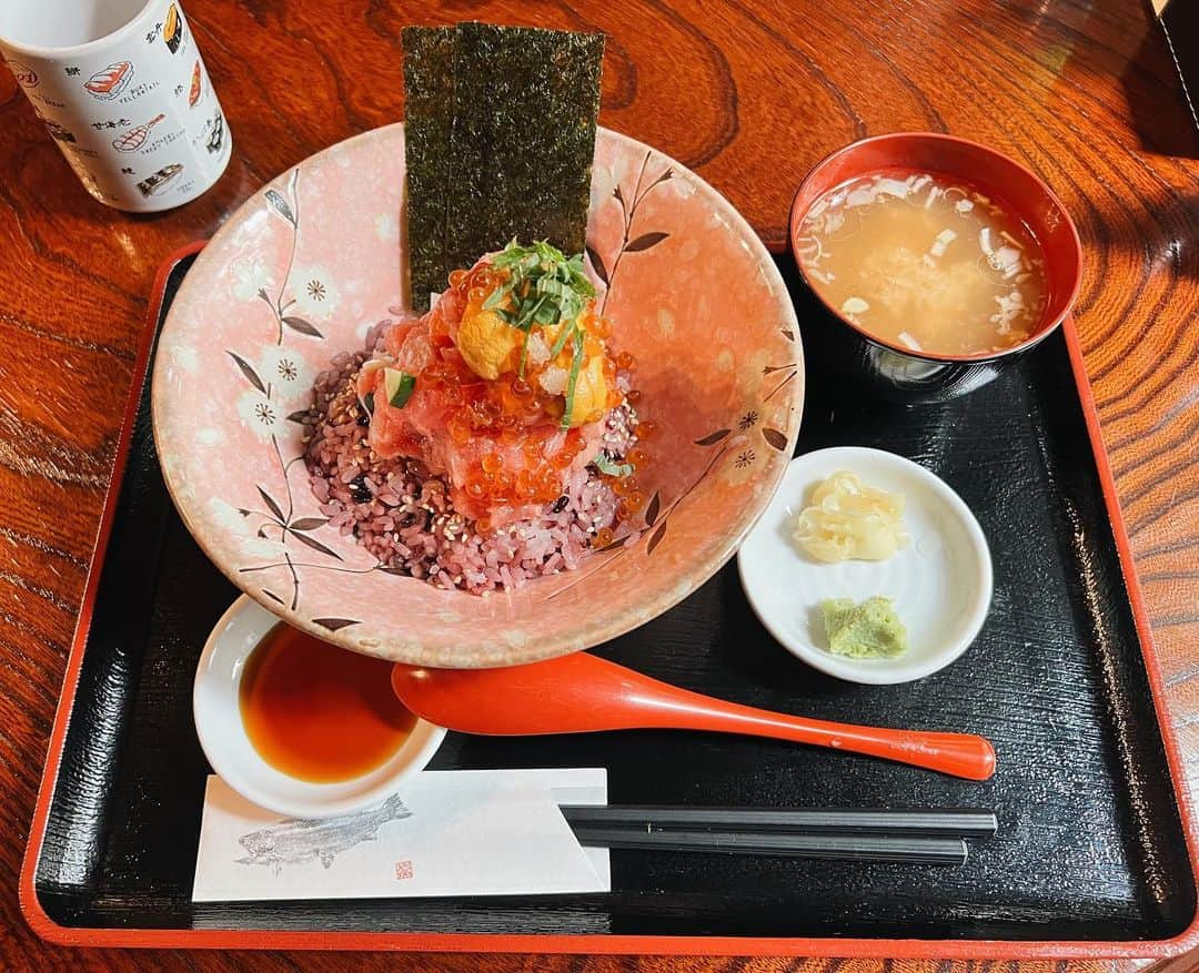 茜さやさんのインスタグラム写真 - (茜さやInstagram)「海外へお仕事のため旅立つお友達と海鮮丼🐟  挑戦する人はいつだってかっこいいね！  キラキラ海鮮丼とてもおいしかったからまた書くね☺️✨  #海鮮丼　#神泉グルメ　#渋谷グルメ　#海鮮丼ランチ #海鮮　#ランチ　#都内ランチ　#海鮮処向井 #shinsen #shibuya #shibuyalunch #tokyo」5月15日 0時50分 - saya.akane