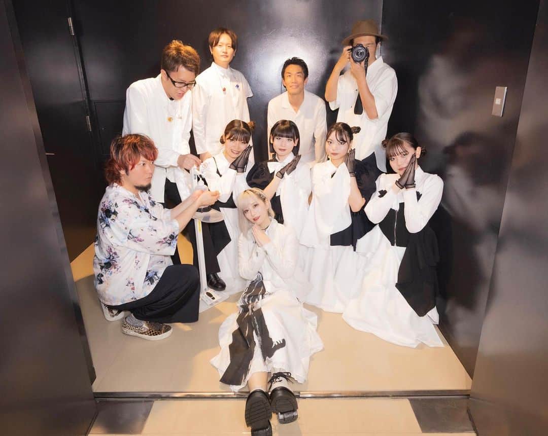 ReoNaのインスタグラム：「2023.5.13  「ReoNa ONE-MAN Concert Tour 2023 “HUMAN”」戸田市文化会館 Day1  Manipulator 加藤大地 Bass 二村学 Guitar&camera 山口隆志 Drums 比田井 修 Band master&Keyboard 荒幡亮平  Shadow Dancers Ni-na、くすみこと、紗来、莉奈  Photo by 平野タカシ @hiranotakashi171  #HUMAN_Tour」