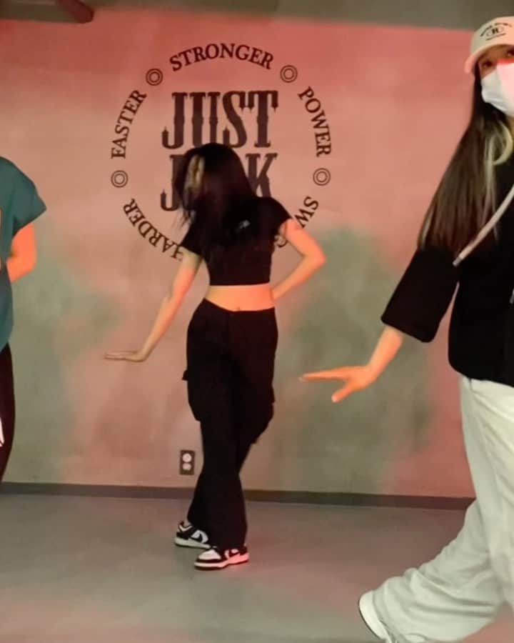 山内若杏名のインスタグラム：「🖤 @justjerkacademy  choreo by @louis__1se   첫 절크 수업은 Louis선생님~✨ 엄청 신났었어요 다음에 또 들으러 가고 싶어요~!! 감사합니다☺️」