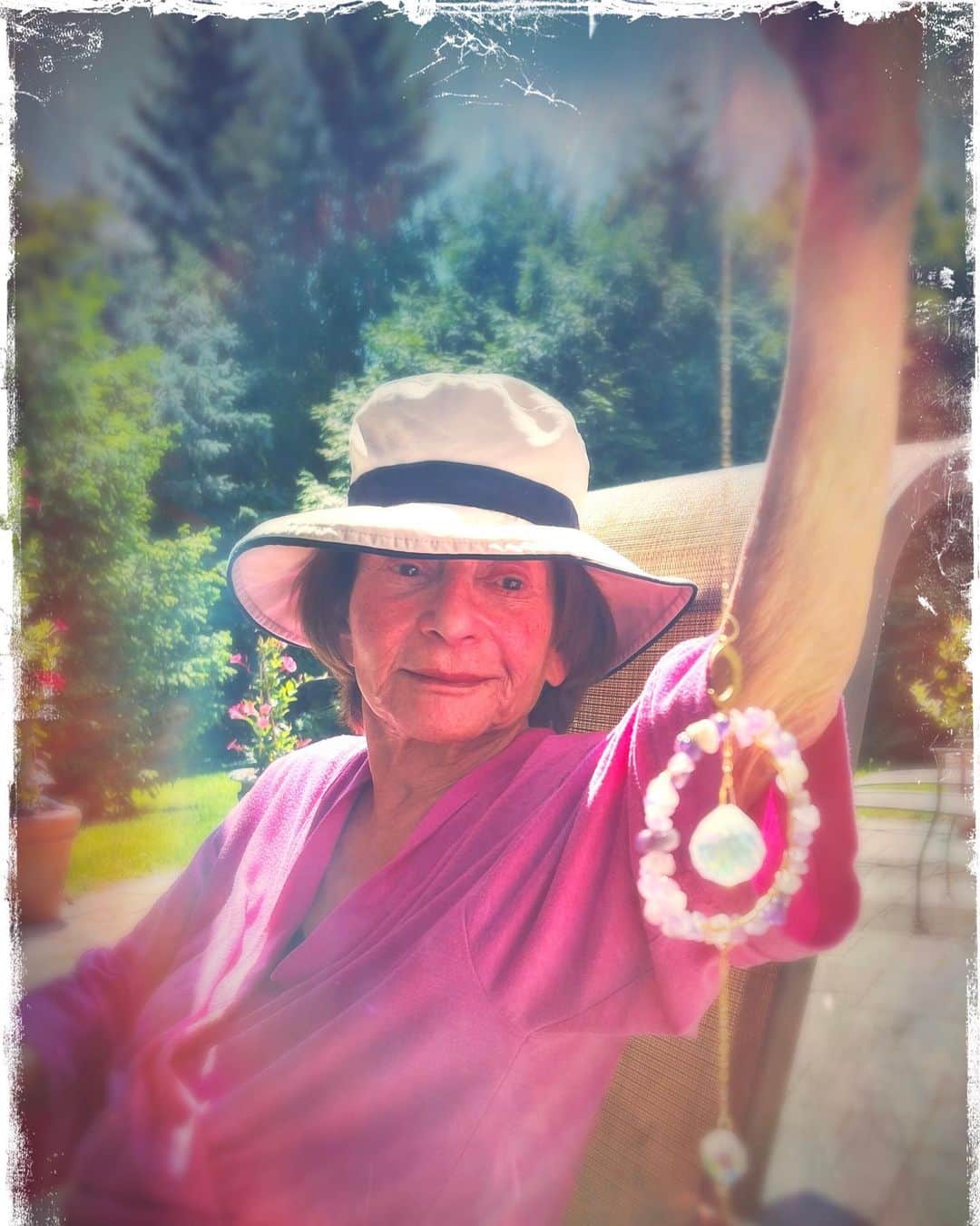 ロブ・モローのインスタグラム：「#happymothersday to me mum and all u other beautiful mothers out there.」