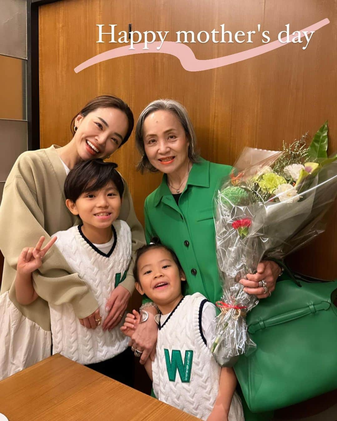 春名亜美さんのインスタグラム写真 - (春名亜美Instagram)「Happy mother's day🌷  私を産んでくれてありがとう 私を母にしてくれてありがとう いつもありがとう😊  #母の日 #mothersday」5月15日 0時49分 - amiharunaami