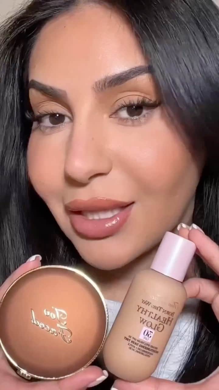 Too Facedのインスタグラム：「GORG 😍❤️ @makeupbybrooktiffany pairs our Born This Way Healthy Glow Skin Tint Foundation in the shade “Warm Beige” and our Chocolate Soleil Bronzer together for this stunning look! Available at @ultabeauty ✨ #toofaced #tfcrueltyfree #tfbornthisway」