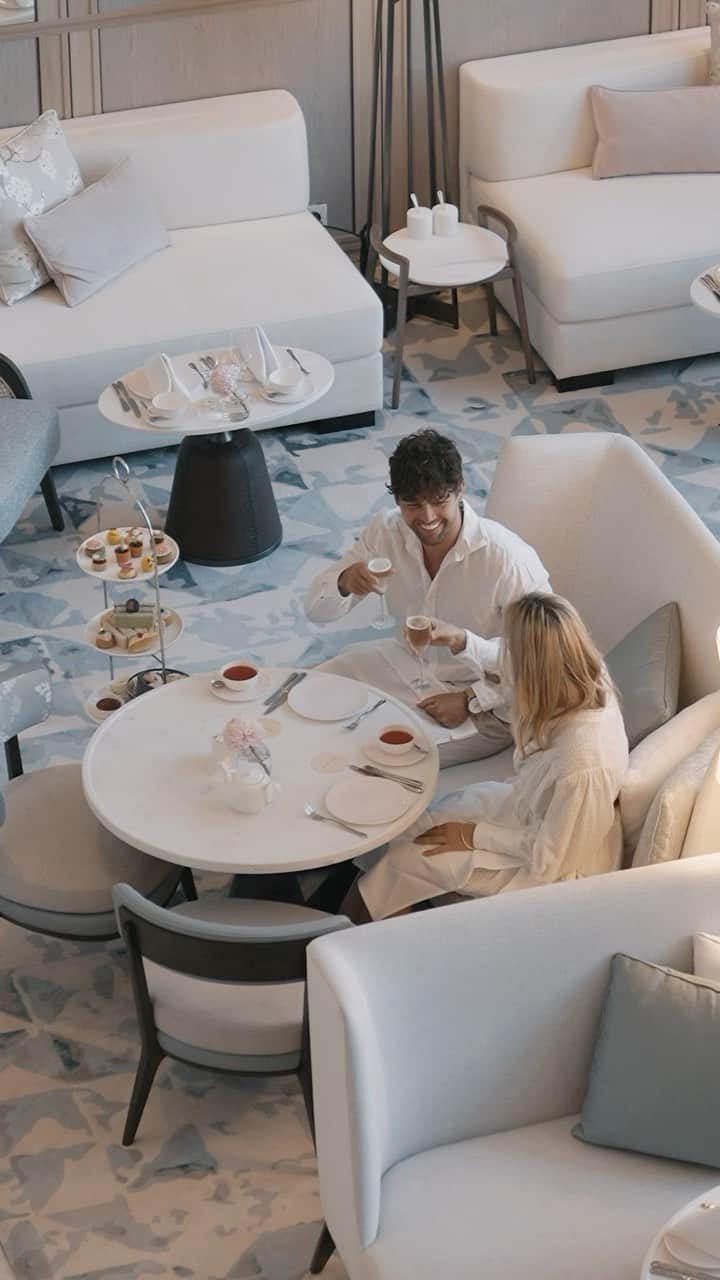 BEAUTIFUL HOTELSのインスタグラム：「Revel in delectable pastries and refreshments at The @langhamgoldcoast’s Palm Court. 🥐🥂  💡 Palm Court pays homage to its heritage with a menu inspired by The Langham, London, where traditional English afternoon tea was served 150 years ago.  With selections of sweet treats made by talented pastry chefs, afternoons are best spent here! Make sure to eat here on your stay. 💯  📍 @langhamhotels @langhamgoldcoast, Australia 📽 @jay.bevs 👩🏼‍❤️‍👨🏻 @iamaaronshaw & @allira22 🎶 Glenn Miller - In The Mood」