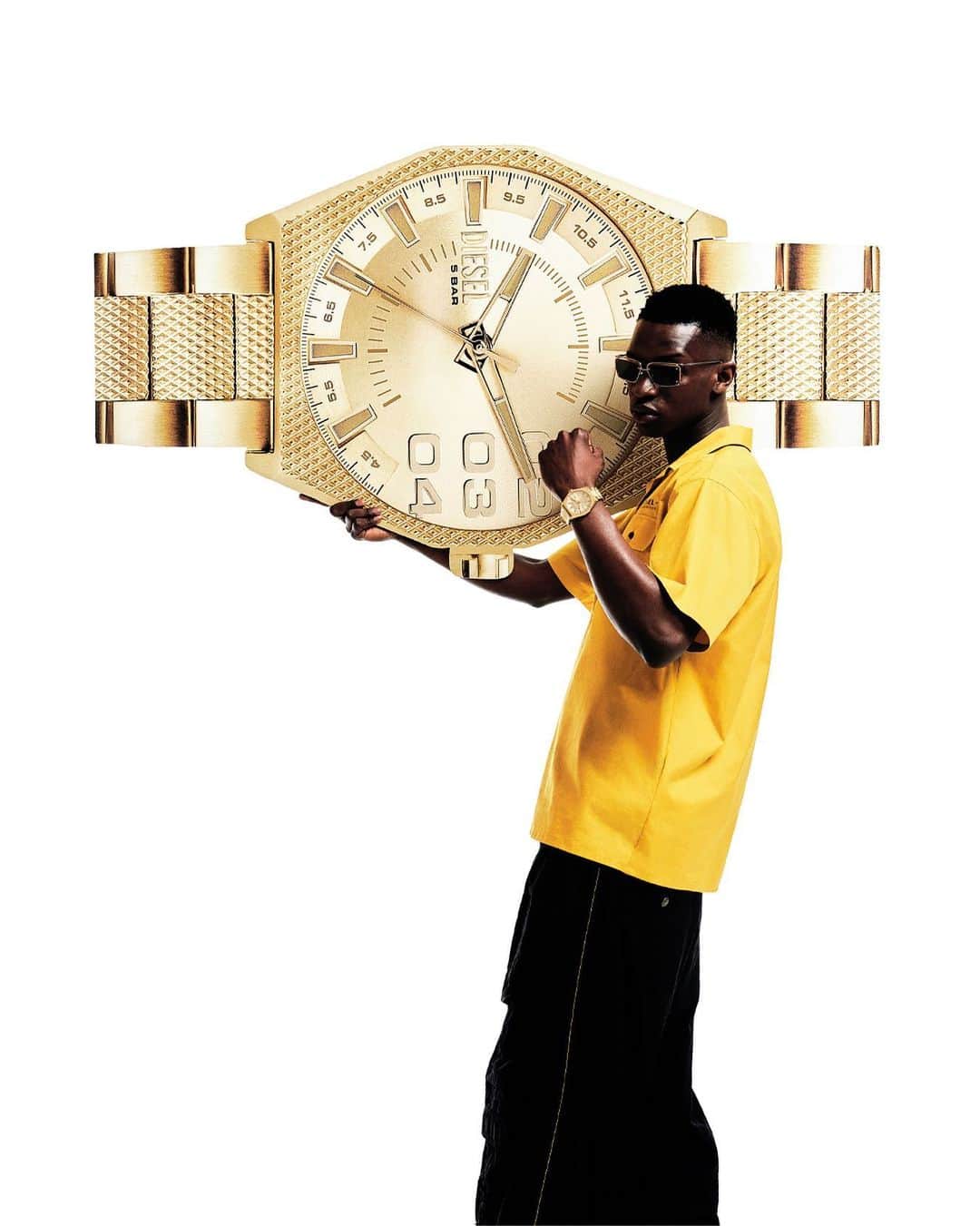 ディーゼルのインスタグラム：「Worth its weight.    Diesel’s new Scraper watch has the heavyweight flex of a refined, solid gold bracelet watch in a light as air construction.    #ForSuccessfulLiving」