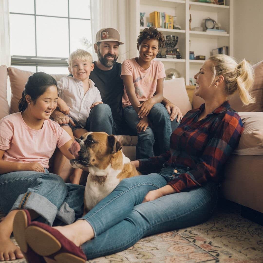 キャサリン・ハイグルのインスタグラム：「🌹Wishing a very happy #MothersDay to our founder @katherineheigl and to all the amazing human and fur mommas out there! 🐶❤️💐⁠ ⁠ •⁠ •⁠ •⁠ •⁠ ⁠ #BadlandsRanch #BadlandsRanchPets #BadlandsRanchByKatherineHeigl #KatherineHeiglDogFood #KatherineHeigl #MothersDay #MothersDay2023 ⁠」