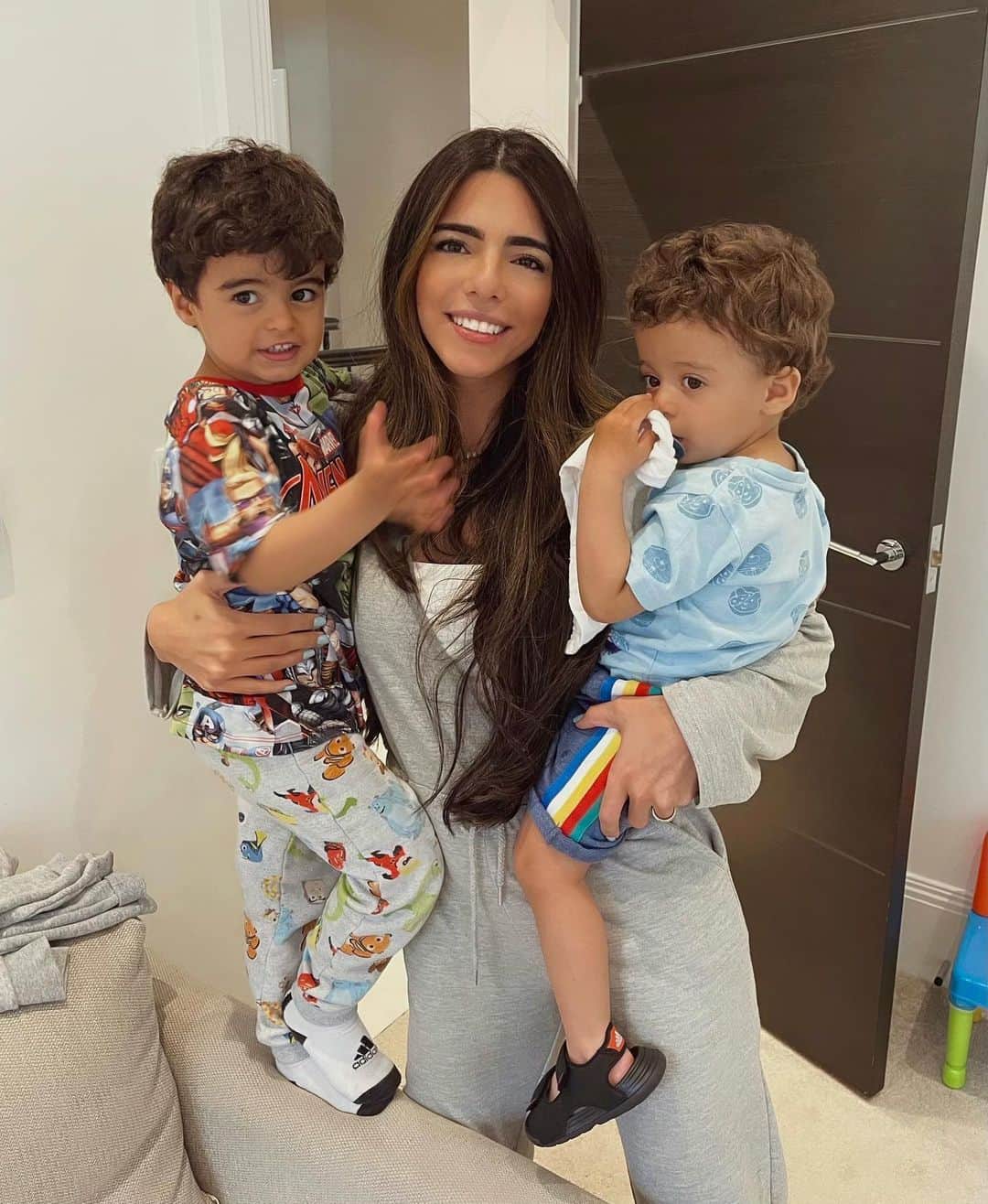 ルーカス・ロドリゲス・モウラ・ダ・シルヴァのインスタグラム：「A melhor mãe que meus filhos poderiam ter e a melhor mãe que eu poderia ter. Eu amo vocês! Glória a DEUS por eu ter vocês em minha vida. ❤️ #Felizdiadasmães」