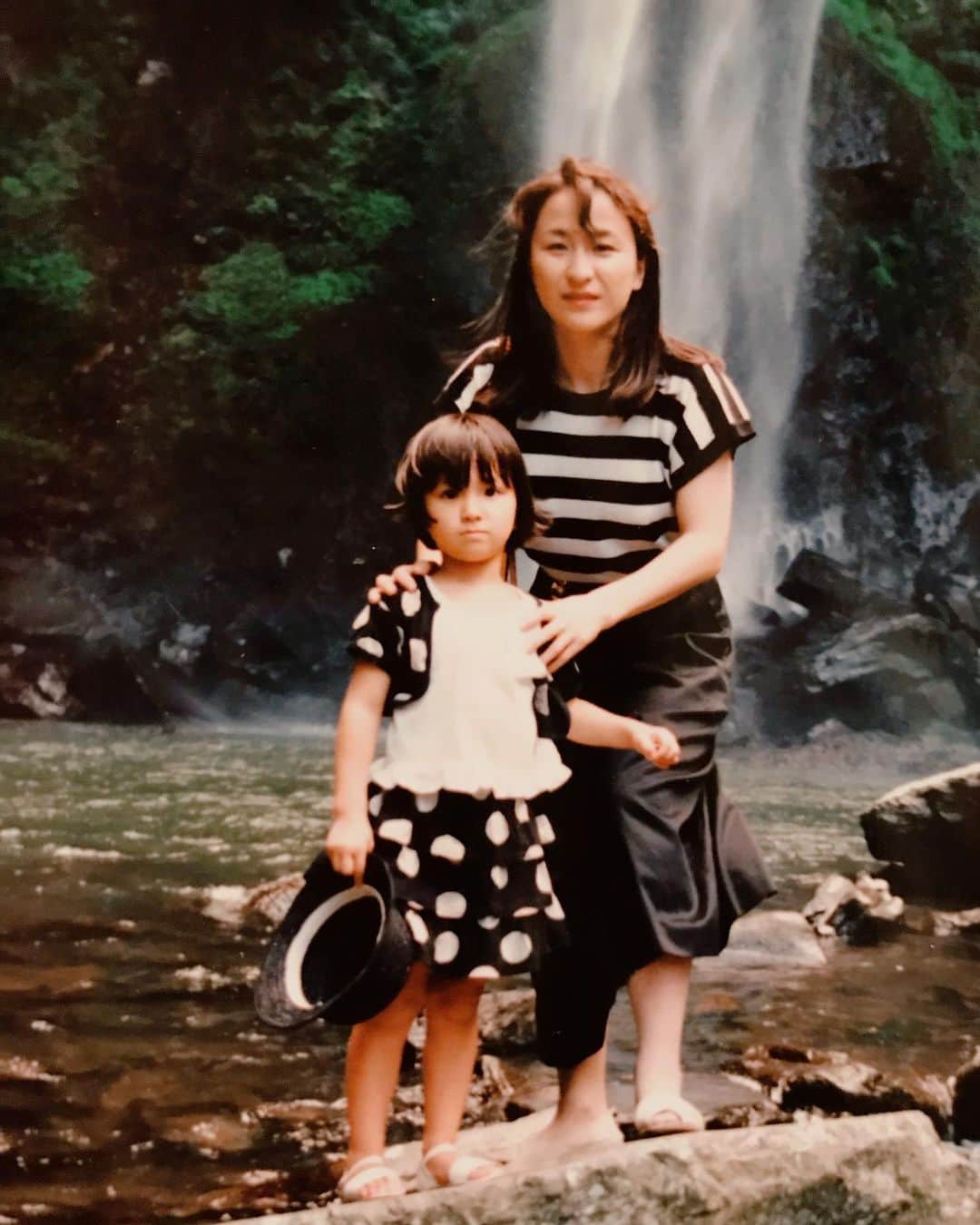 戸田れいのインスタグラム：「Happy mother's day🥀  毎年お花と鰻を送っているのですが、今年はお花と高級お茶漬けセットにしました🐰❤️  最近は共通の趣味が出来て毎日電話してます😏  お母さん大好きよ🥰産んでくれてありがとう🫶🏼」