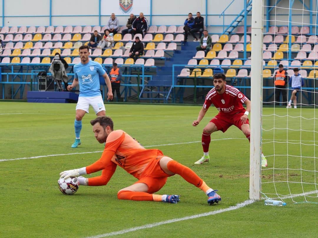 ヘスス・フェルナンデス・コラードのインスタグラム：「➕3 points➕1 game in a row without losing (12) ➕1 game for Conference League baraj ➕… 🟰  Felicitări echipa!! 💪🏼👏🏼💪🏼 Haide Voluntari! ⚔️⚔️」