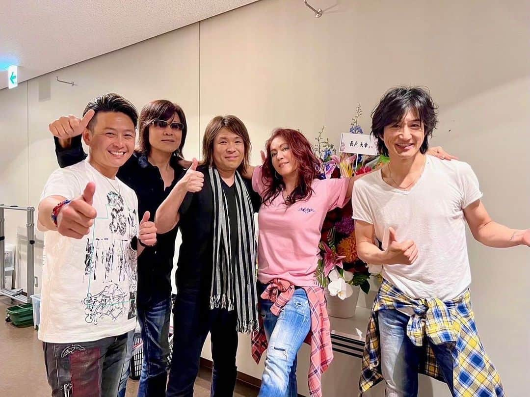 吉本大樹さんのインスタグラム写真 - (吉本大樹Instagram)「#大黒摩季 30周年ツアー #SPARKLE 大阪公演二日目にゲスト出演させて頂き、レコーディングにも参加させて頂いた「君に届け」、そして数年前の札幌公演でアンコールで歌わせてもらったぶりに「ら・ら・ら」(リハ無しw)でお邪魔致しました。 摩季ねぇさん @makiohguro パワフルすぎ！ バンドの皆さんも素晴らしすぎた。カッコよすぎた😍 暖かく迎え入れてくれた大黒摩季ファンの皆さんもありがとうございました！ あぁ〜パワー貰った〜💪🏻」5月15日 1時19分 - hiroyoshimoto