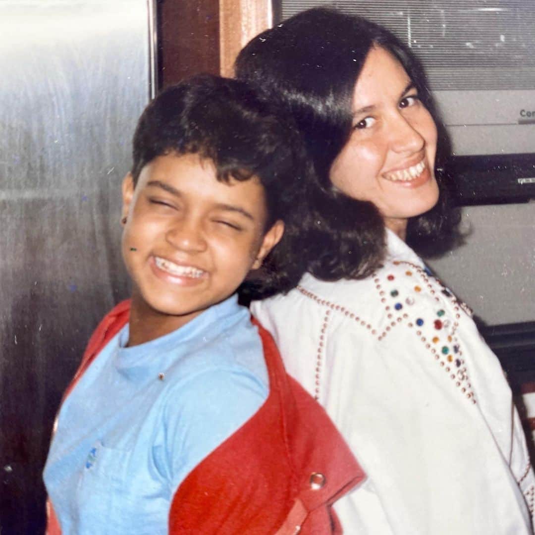 Preta Gilのインスタグラム：「Ela é minha mamis, madrinha do meu filho, da minha neta, a que me criou, que cuida do meu pai de uma maneira tão linda e a que mantém nossa família tão unida em todos os momentos sempre!   Te admiro e te amo um tantão assim! Viva você! Feliz Dia das Mães @floragil_!」
