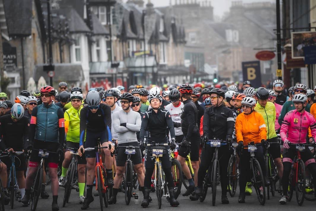 イブ・ミュアヘッドさんのインスタグラム写真 - (イブ・ミュアヘッドInstagram)「Etape Caledonia 2023 - 5.23.58 🚲  85 miles of stunning countryside, which I’m lucky I call my homeland 🥰  and even the wet weather and nasty climbs didn't kill the vibe!🏔️ Thank you for a great day and having me start @etapecaledonia  Fulled by @otesportsgb 🥤  #etapecaledonia #sportive #cycling #scotland #highlands #pitlochry」5月15日 1時24分 - evemuirhead