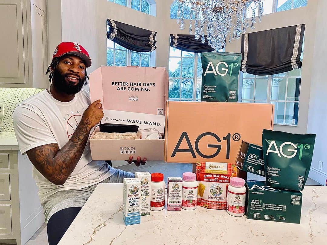 アンドレ・ドラモンドのインスタグラム：「In honor of Mother’s Day I have teamed up with some of my favorite brands to host a Mother’s Day Giveaway 💙🫶🏻  All you have to do to enter is: - tag someone in the comments  - share this post to your story  1 winner will get an assortment of products from: @babeoriginal @athleticgreens  @thecoutureclub $250 site credit @maryruthorganics  @lillylashes  @bondiboost @edifier_global wireless headphones   Winner will be announced tomorrow. Happy Mother’s Day fam 💙💙」