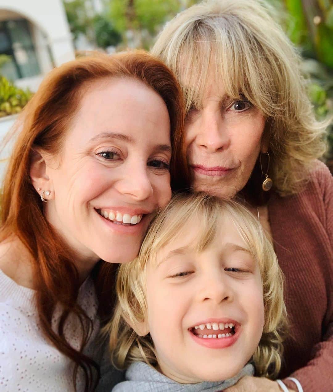 エイミー・デビッドソンのインスタグラム：「Happy Mother’s Day, Nuni! Thank you for your daily example of unconditional love. Your relationship with Lennox is so incredibly special and it’s beautiful to watch it bloom. You are the strongest, most loyal, and loving person I know. Thank you! 🫶🏻 I love you soooo much! And Lennox, you made me a mommy!!! 👶🏼 You are the most extraordinary gift of my life, and I cherish every moment with you, my sweet son. Thank you for YOUR unconditional love! You really are my favorite person, sweet boy. I love you with all of my heart, and then some….  To all the women out there—those wanting to be mamas, those struggling to be mamas, step mamas, expectant mamas, foster mamas, furry mamas, those choosing not to be mamas, those who have lost their moms, to all of you, I’m sending so much love! Happy Mother’s Day!🌸」