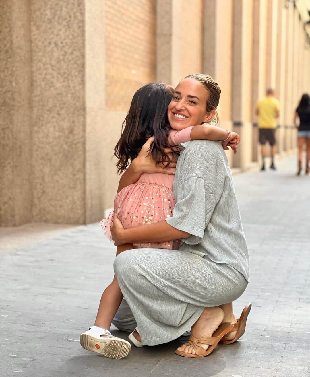 ジェマ・マリンのインスタグラム：「Ella, quien me dio la fuerza que necesitaba para poner fin a quien no me quería. Quien llegó a mi vida para revolucionarla, para ponerme a prueba continuamente, y para enseñarme más que nadie lo que es poner en práctica el educar en positivo y la paciencia.  Un torbellino desde que nació, y feliz por naturaleza. Que te vuelva loca y que la adores van de la mano.   Algún día me dará un infarto con ella, pero Hay tantas cosas con tan solo 4 años que ya admiro de ella… me enamora su personalidad conforme pasan los meses y años.  Soy su fan número 1 y la amo y amare con todo mi corazón por siempre.   Nació el día de mi santo, y ademas hoy es el día de la madre en Estados Unidos❤️   Feliz Cumpleaños a quien siempre será mi pequeña Buddha🫶🏻   #happymothersday #birthday #cumpleaños #maternidad #familia」
