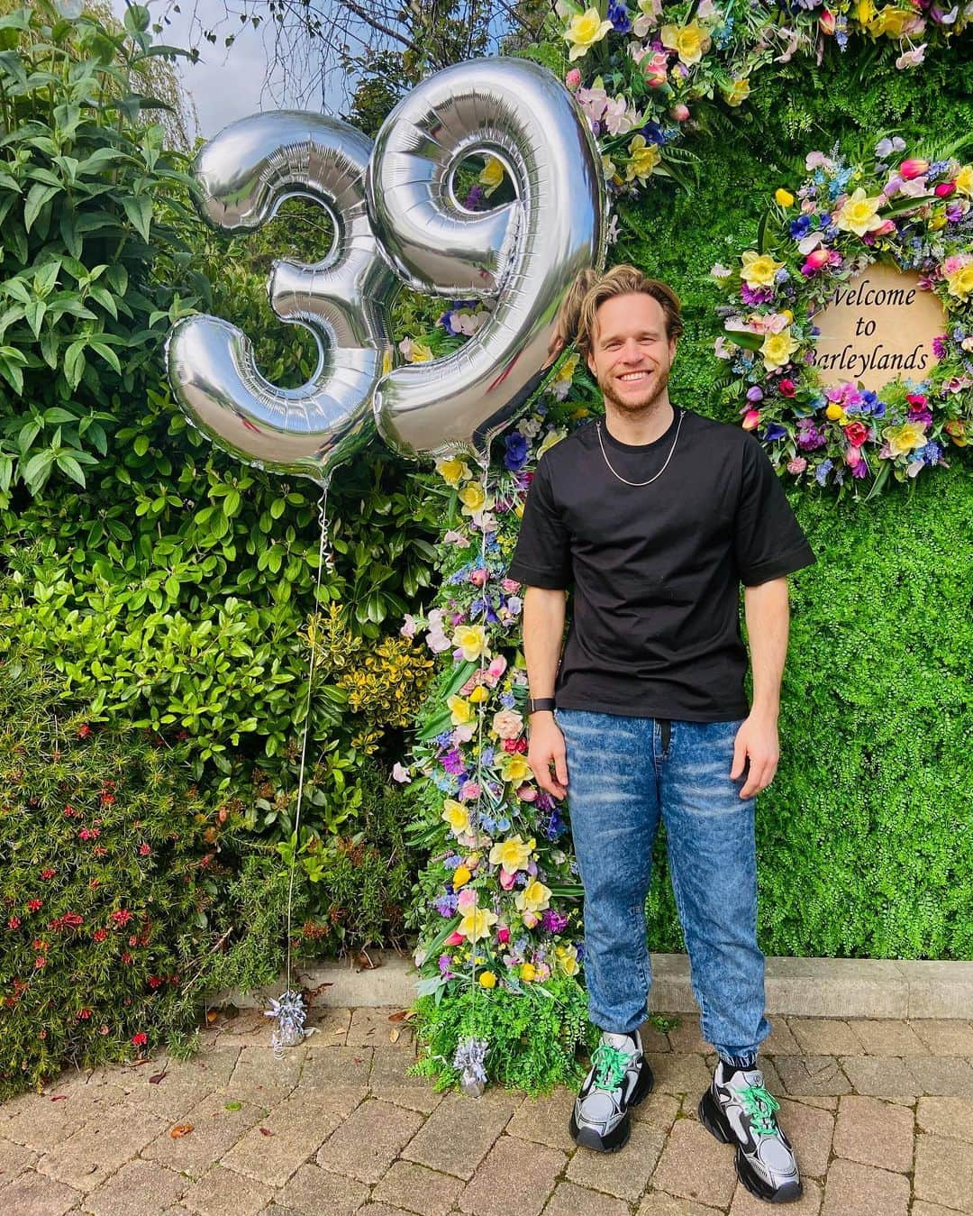 オリー・マーズのインスタグラム：「Incase the balloons weren’t clear enough.. I am 38 + 🖕🏻🤣🤪 might be my last year in my 30’s but gotta feeling it’s gunna be the best one 💯👍🏻」