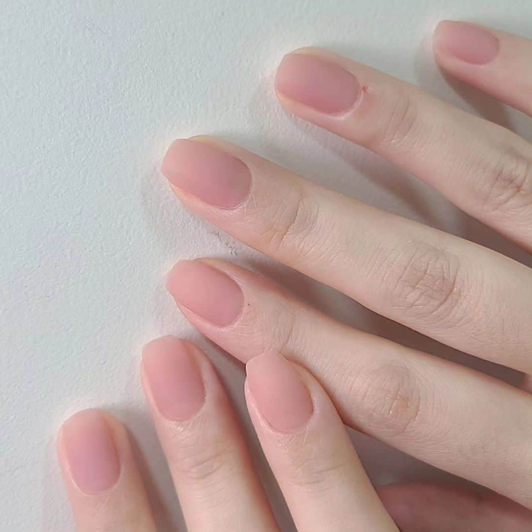 Icegel Nailさんのインスタグラム写真 - (Icegel NailInstagram)「쿨~~~링한 느낌의 매트탑젤!!! 차원이 틀린 쿨한 매트 #페이퍼매트탑젤 #인기 절정#톤앤무드젤 316번 #시럽젤 위에 바르니 시원한 느낌이죠~~!!!😄  리그램 - @invely_nail  #톤앤무드젤 316번 무광버전 말모🫶  #icegel #아이스젤 #アイスジェル #네일아트 #nailart #젤네일 #네일 #nails #ネイルアート」5月15日 1時50分 - icegelnail