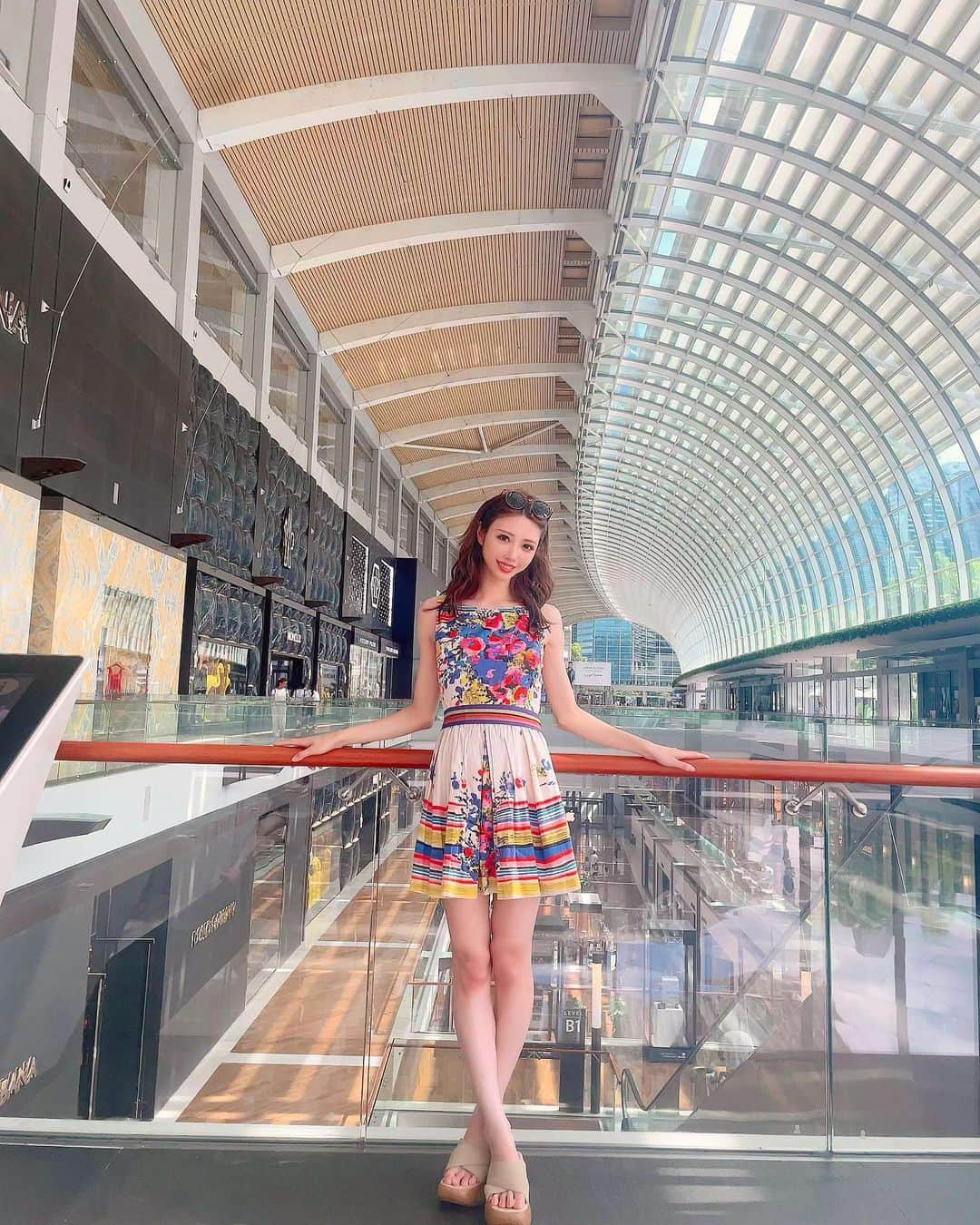 MARIEのインスタグラム：「唯一マリーナベイサンズでギリ盛れた写真🇸🇬 物価高くてなーにも買えなかった🙉 子どももいるので今回NOカジノ🥲🎰 い #singapore #trip #GW #マリーナベイサンズ #子連れ旅行」