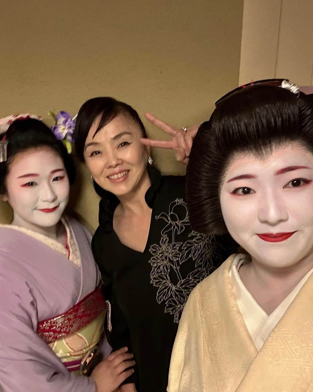 松田美由紀さんのインスタグラム写真 - (松田美由紀Instagram)「明日、京都下鴨神社で 賀茂祭（葵祭）があり正式に参加させて頂きます。舞妓さん達を呼んで頂き、素敵なお食事会をして頂きました。 日本人でよかった（笑）  葵祭は上賀茂神社・下鴨神社の祭礼です  爽やかな初夏の京都を優雅な行列で彩る葵祭。今から約1500年前に始まったとされる賀茂御祖神社（下鴨神社）と賀茂別雷神社（上賀茂神社）の例祭です。5月初旬からさまざまな行事（前儀）が行われ、5月15日には、およそ8キロもの距離を、平安装束をまとった人々が練り歩く「路頭の儀」が開催されるそう。  お近くの方は是非。 #下鴨神社 #葵祭 #松田美由紀 #舞妓さん」5月15日 1時57分 - matsudamiyuki