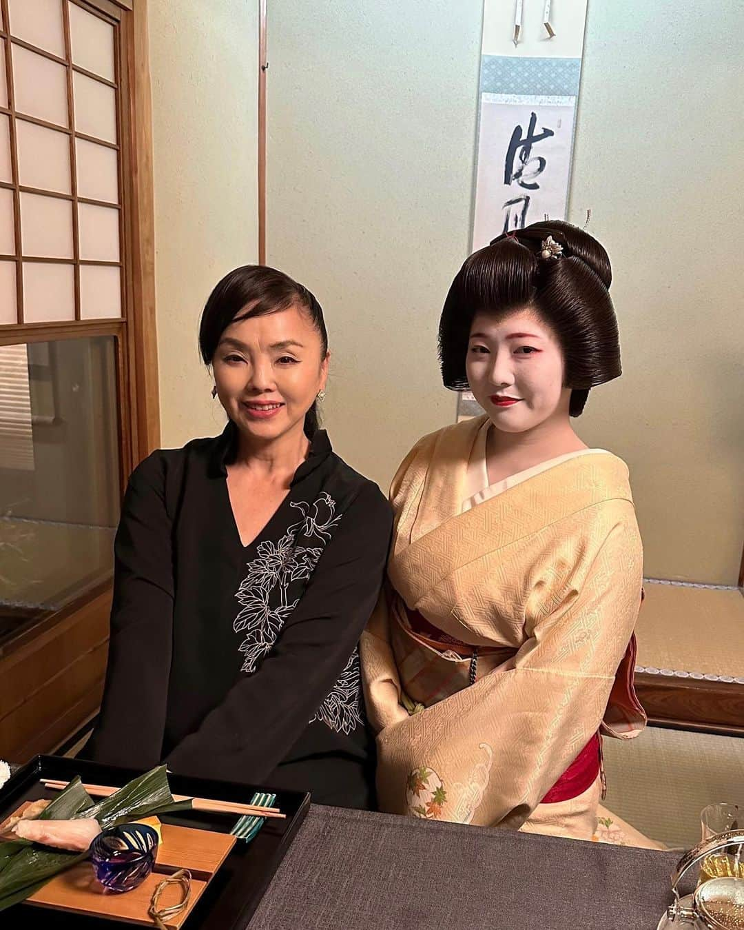 松田美由紀さんのインスタグラム写真 - (松田美由紀Instagram)「明日、京都下鴨神社で 賀茂祭（葵祭）があり正式に参加させて頂きます。舞妓さん達を呼んで頂き、素敵なお食事会をして頂きました。 日本人でよかった（笑）  葵祭は上賀茂神社・下鴨神社の祭礼です  爽やかな初夏の京都を優雅な行列で彩る葵祭。今から約1500年前に始まったとされる賀茂御祖神社（下鴨神社）と賀茂別雷神社（上賀茂神社）の例祭です。5月初旬からさまざまな行事（前儀）が行われ、5月15日には、およそ8キロもの距離を、平安装束をまとった人々が練り歩く「路頭の儀」が開催されるそう。  お近くの方は是非。 #下鴨神社 #葵祭 #松田美由紀 #舞妓さん」5月15日 1時57分 - matsudamiyuki